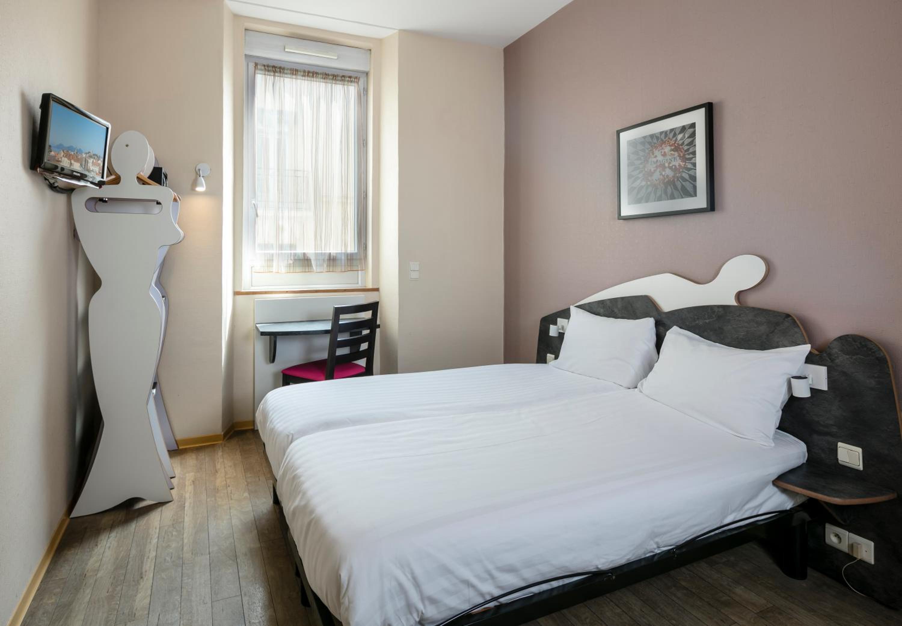 Standard Twin Room - Photo 10