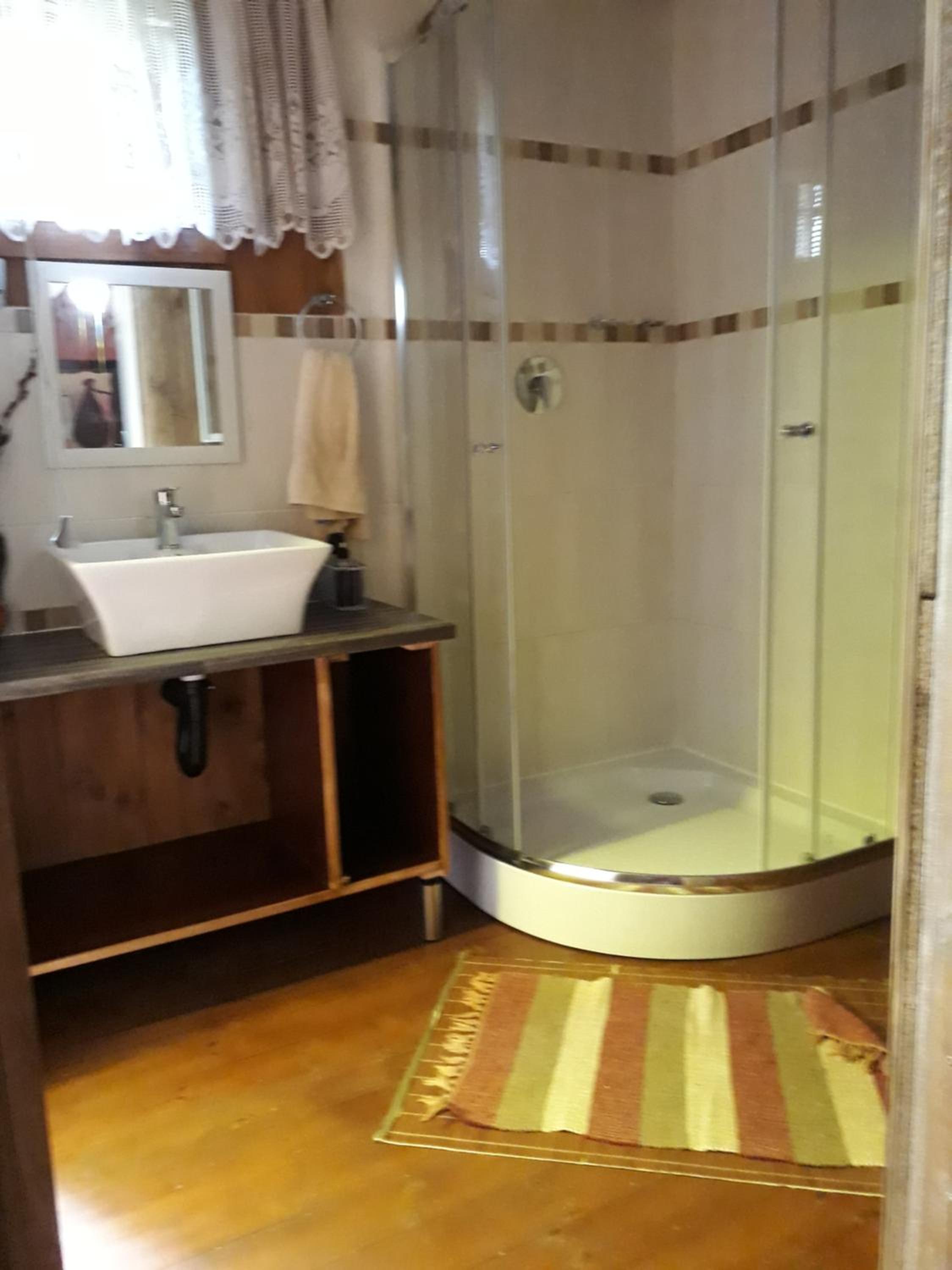 Family Room with Private Bathroom photo 2