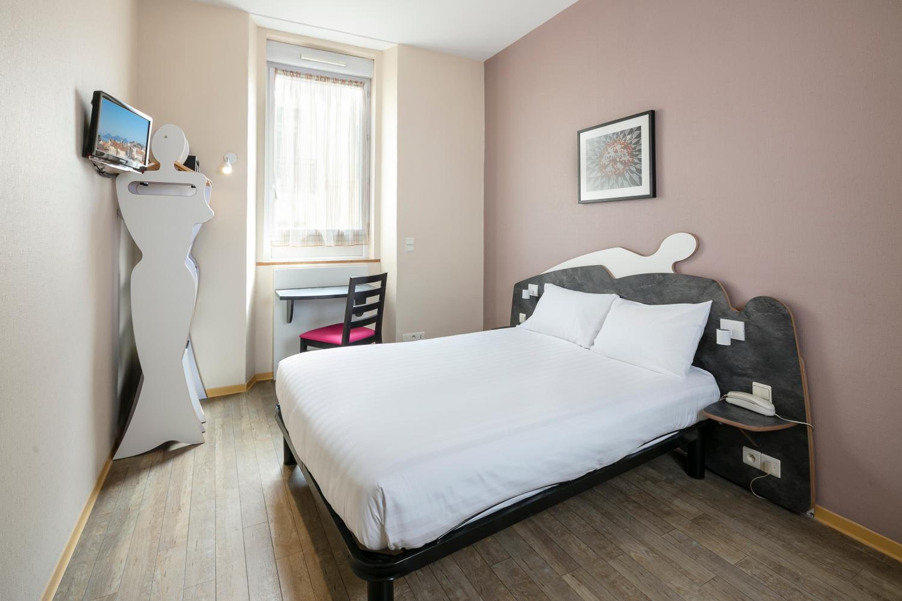 Standard Double Room - Photo 8