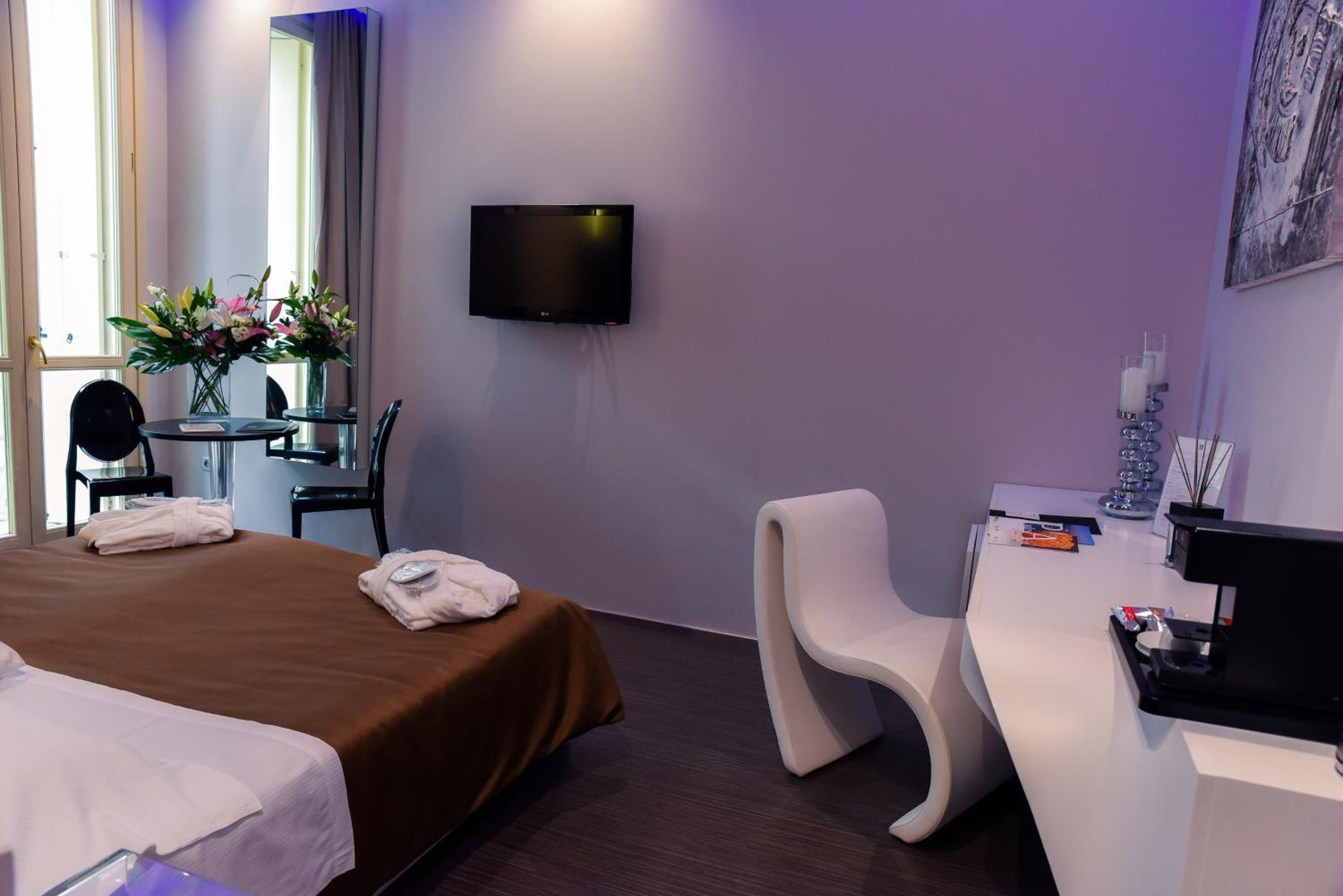 Deluxe Double Room with Balcony - Photo 9