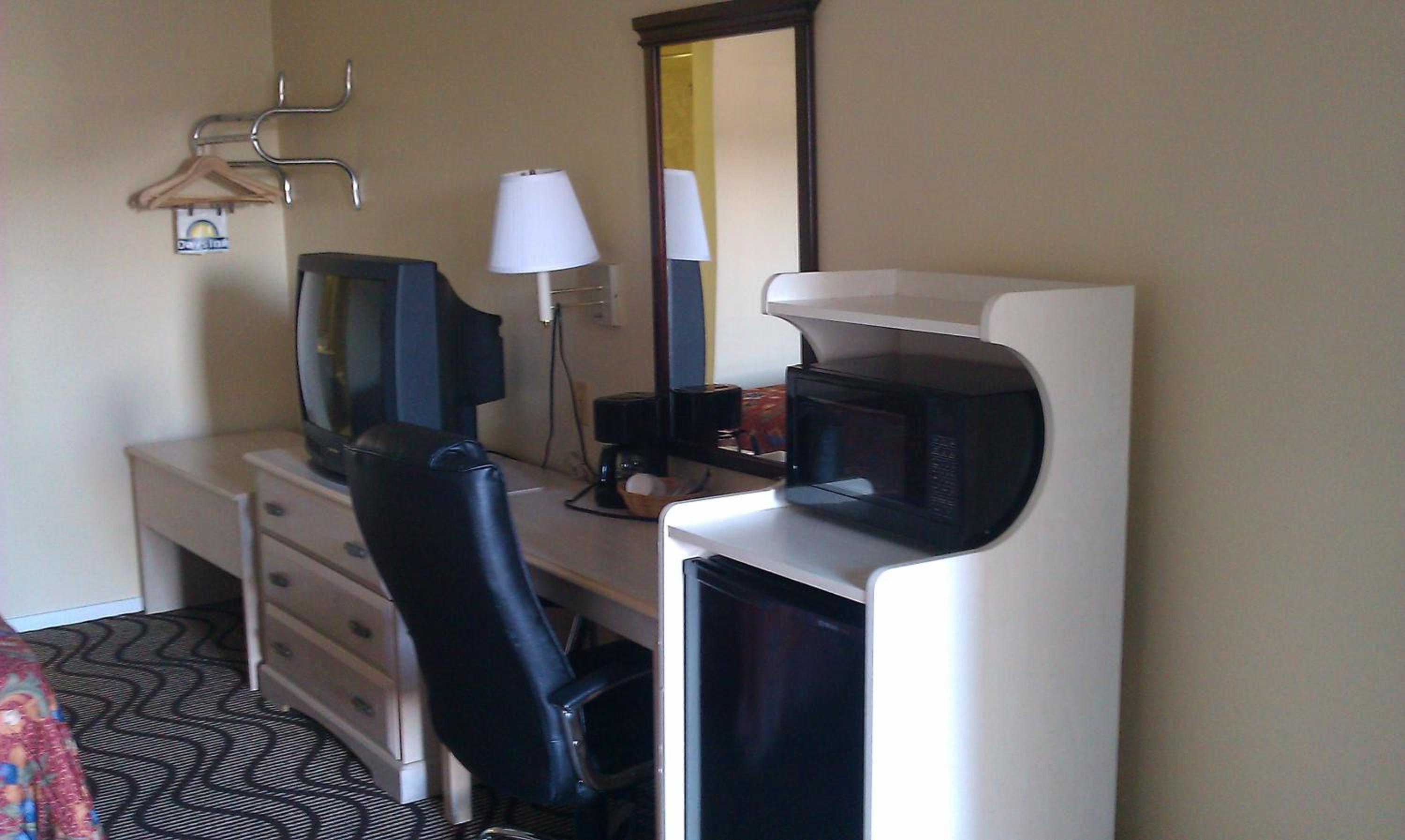 King Room with Roll-In Shower - Mobility Access/Non-Smoking - Photo 1