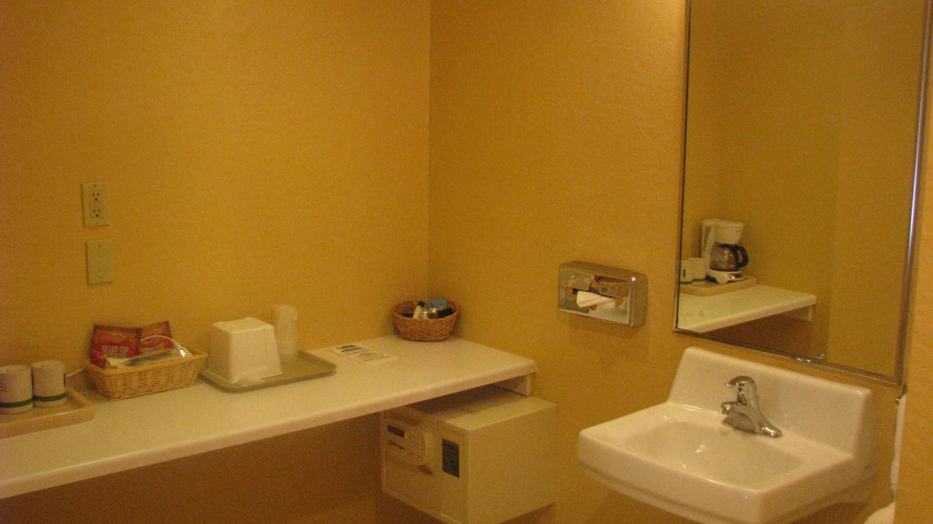 King Room with Kitchenette - Photo 6