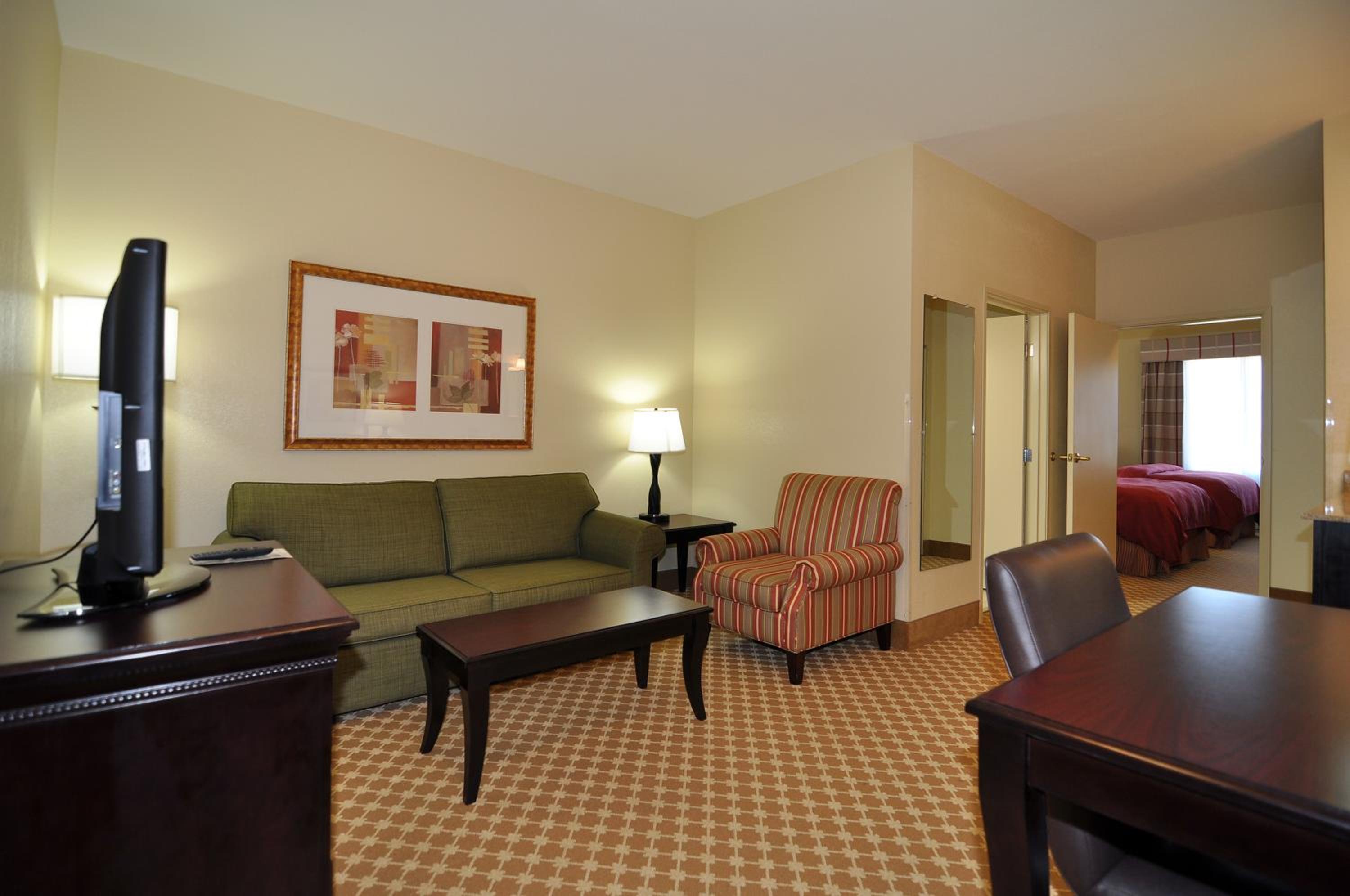 One-Bedroom King Suite with Sofa Bed - Disability Access - Photo 2