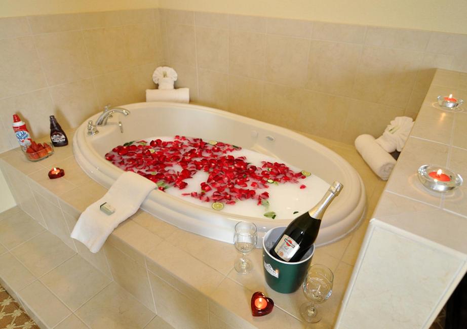 King Suite with Spa Bath - Photo 3