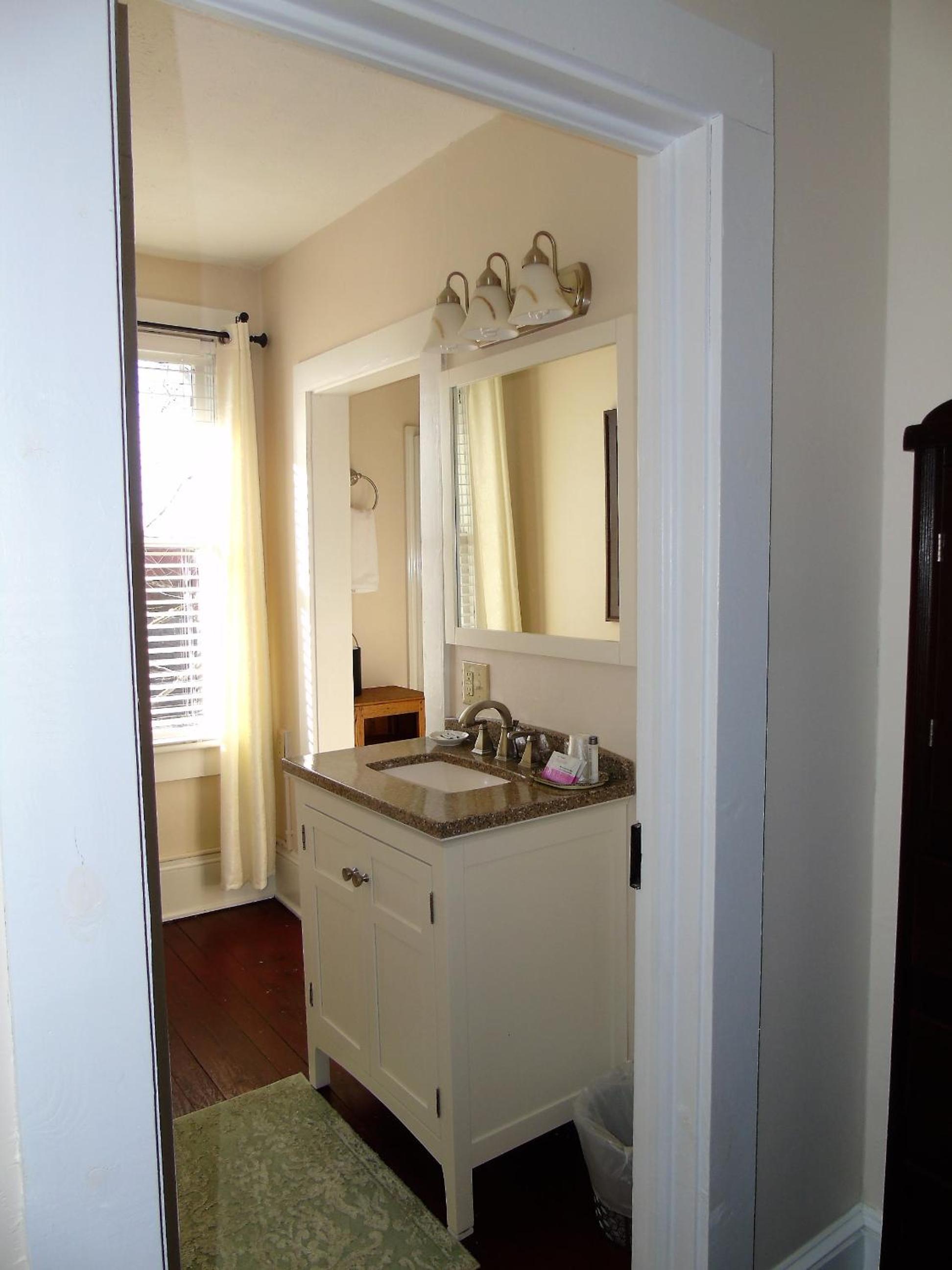 Queen Room photo 2