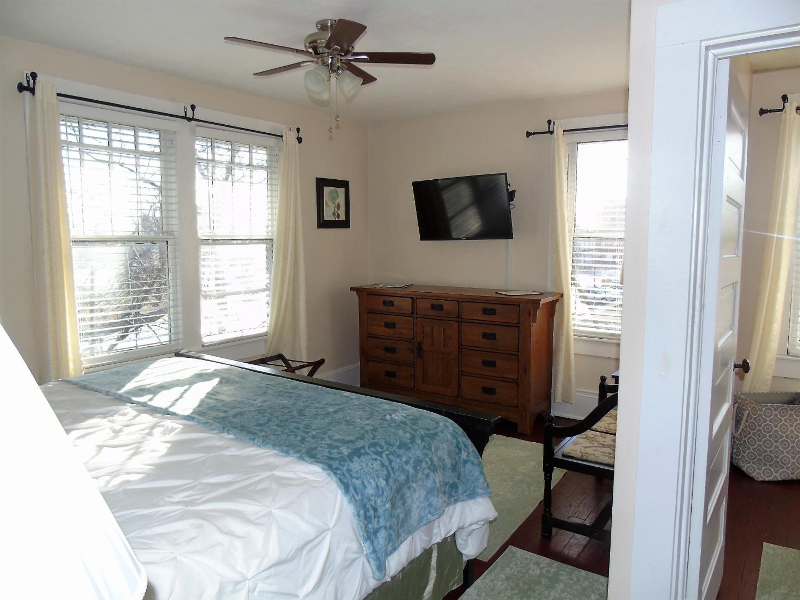 Queen Room photo 1