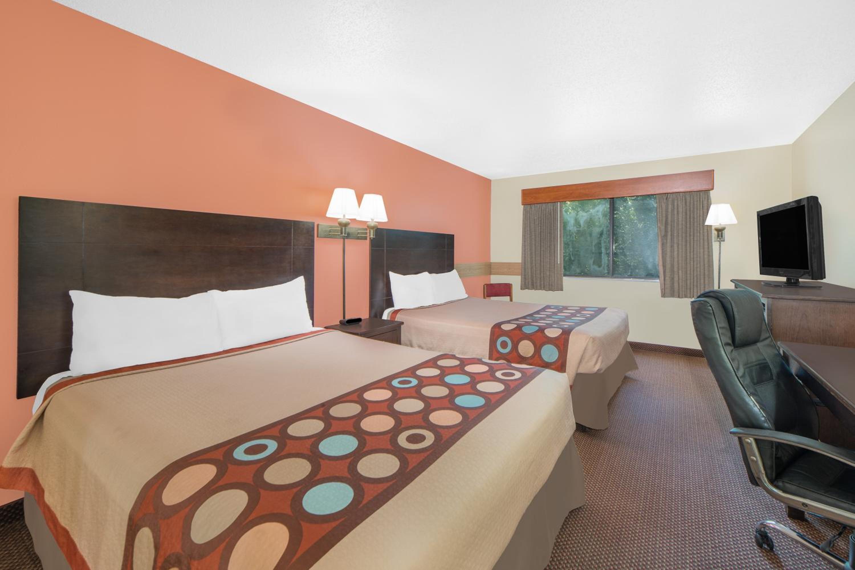 Queen Room with Two Queen Beds - Non-Smoking - Photo 3