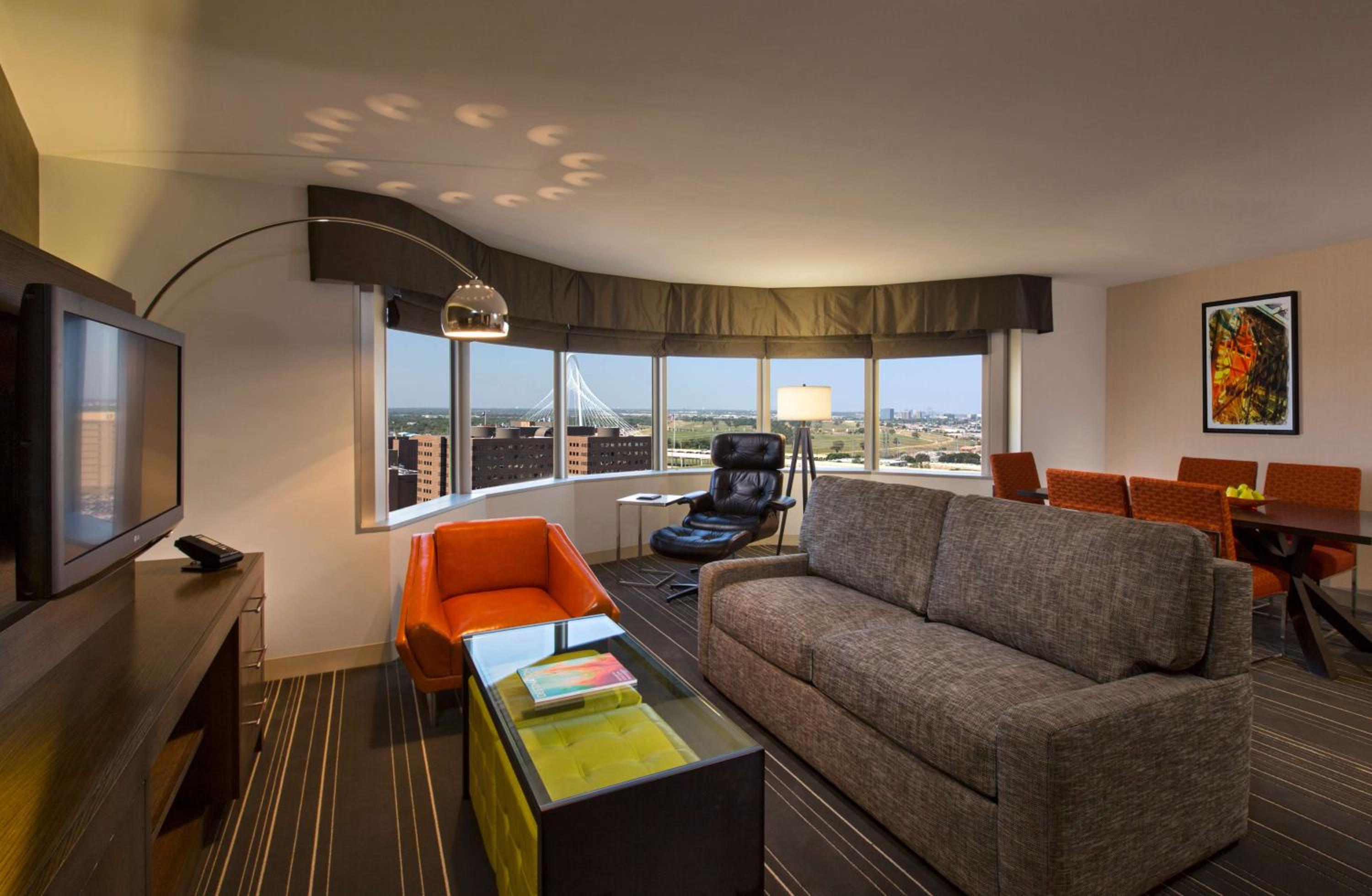 Suite - Photo 1