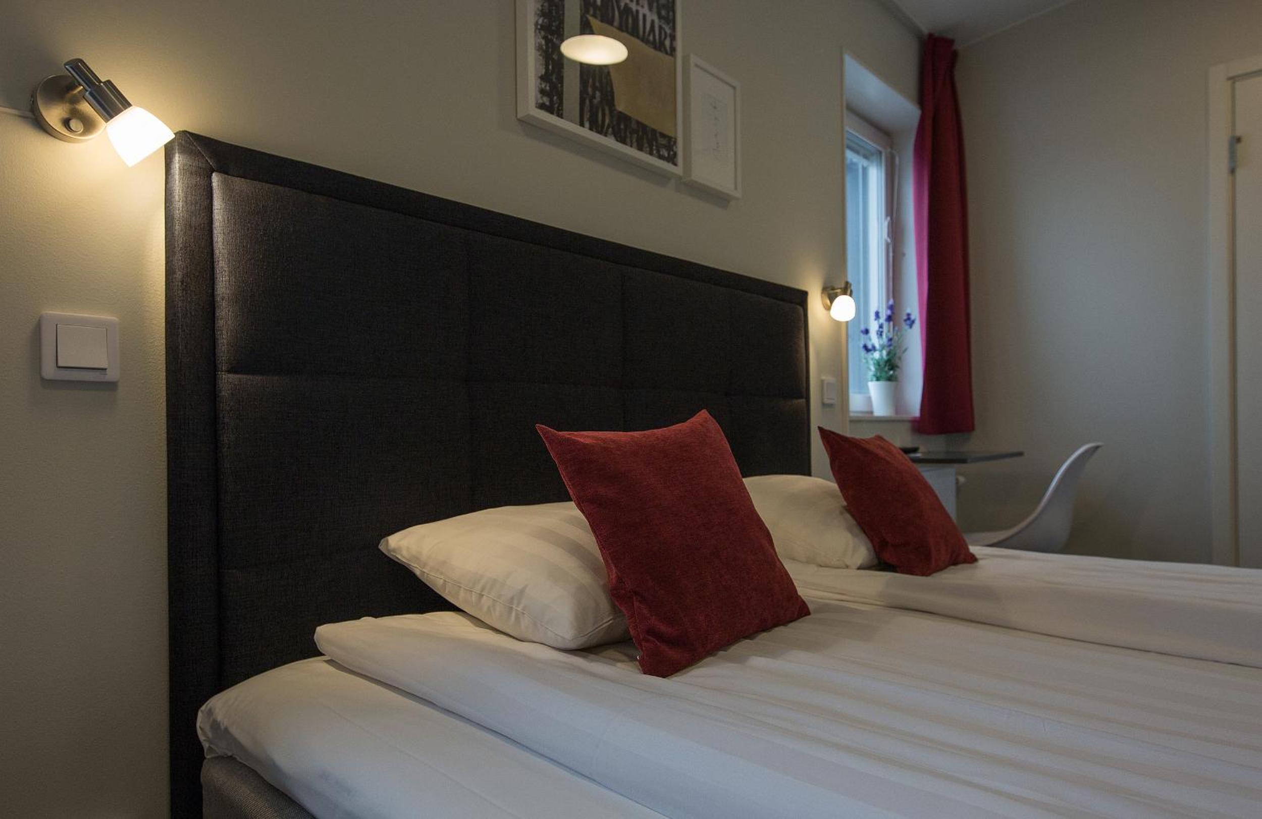 Standard Double or Twin Room - Photo 8