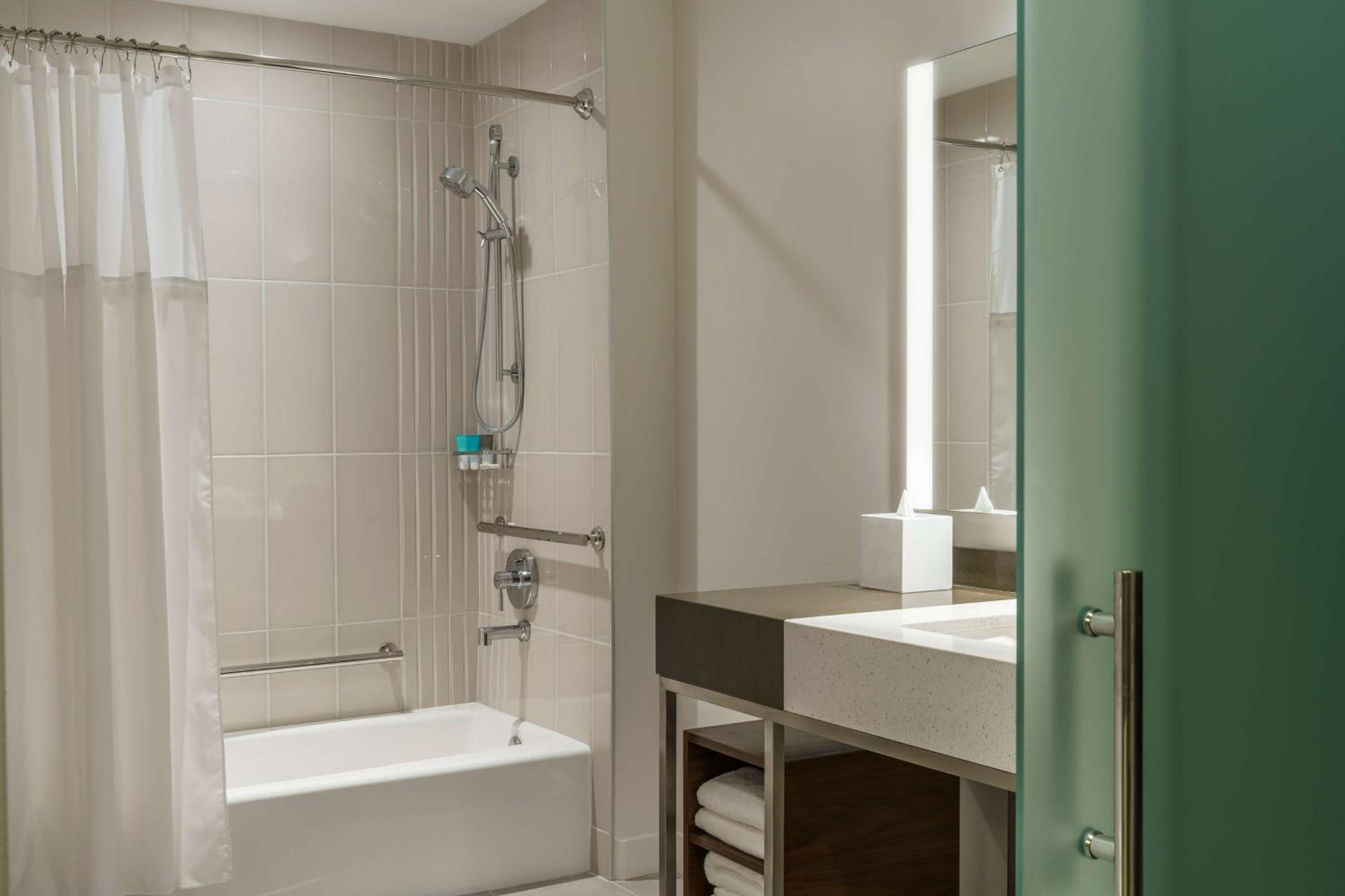 King Room with Accessible Tub - Disability Access photo 3
