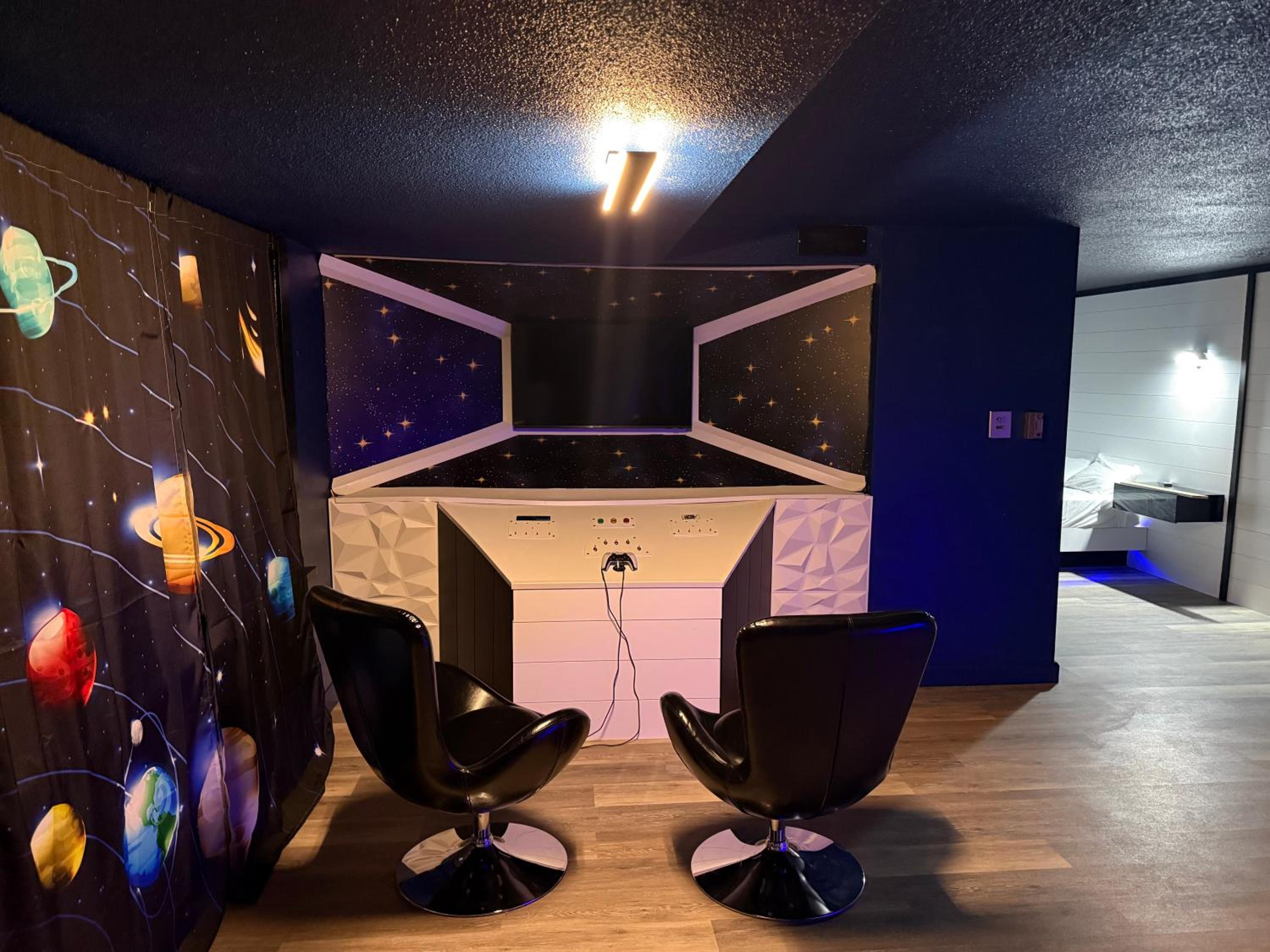 Deluxe Queen Suite