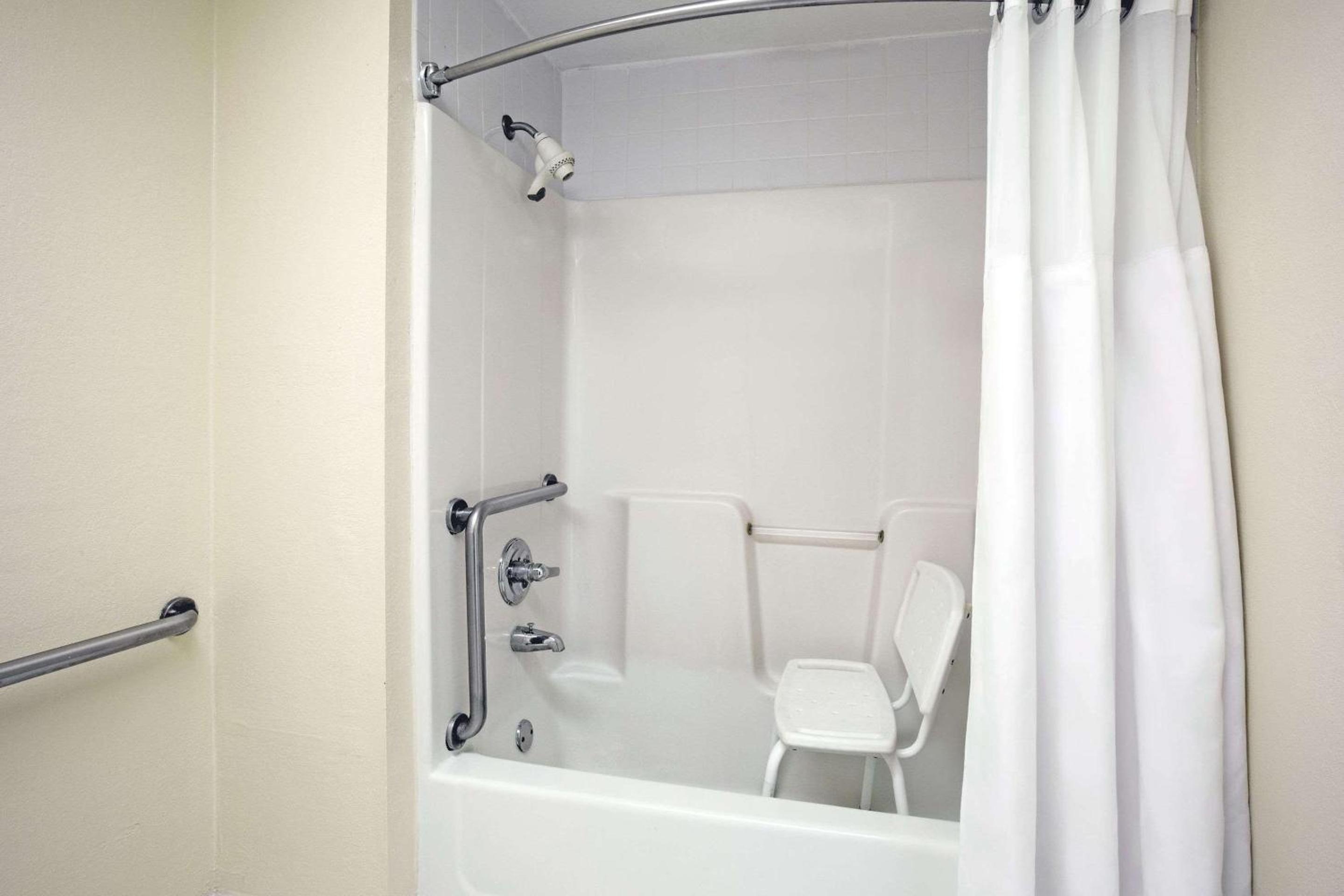 Queen Room with Bath Tub - Mobility Accessible/Non-Smoking photo 1