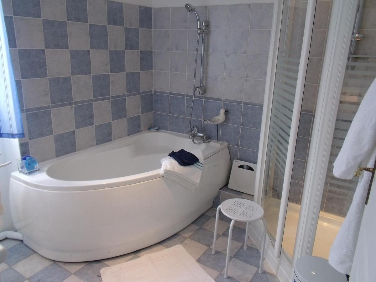 Family Room with Private Bathroom - Photo 2