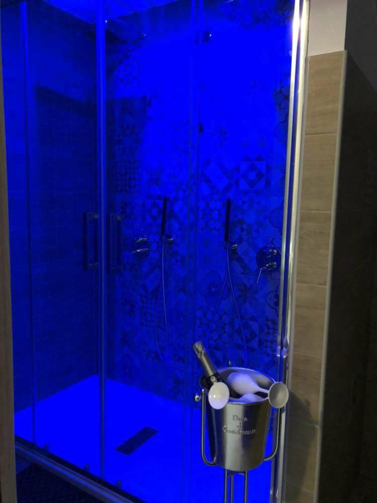 Junior Suite with Hydro-massage Shower - Photo 16