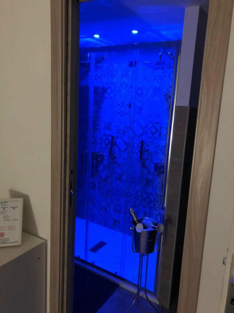 Junior Suite with Hydro-massage Shower - Photo 15