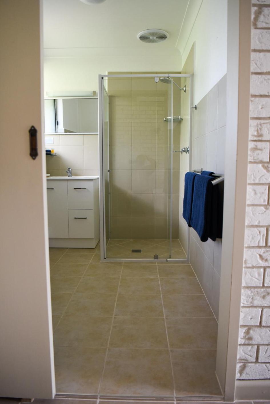 Large Queen Room - Photo 10