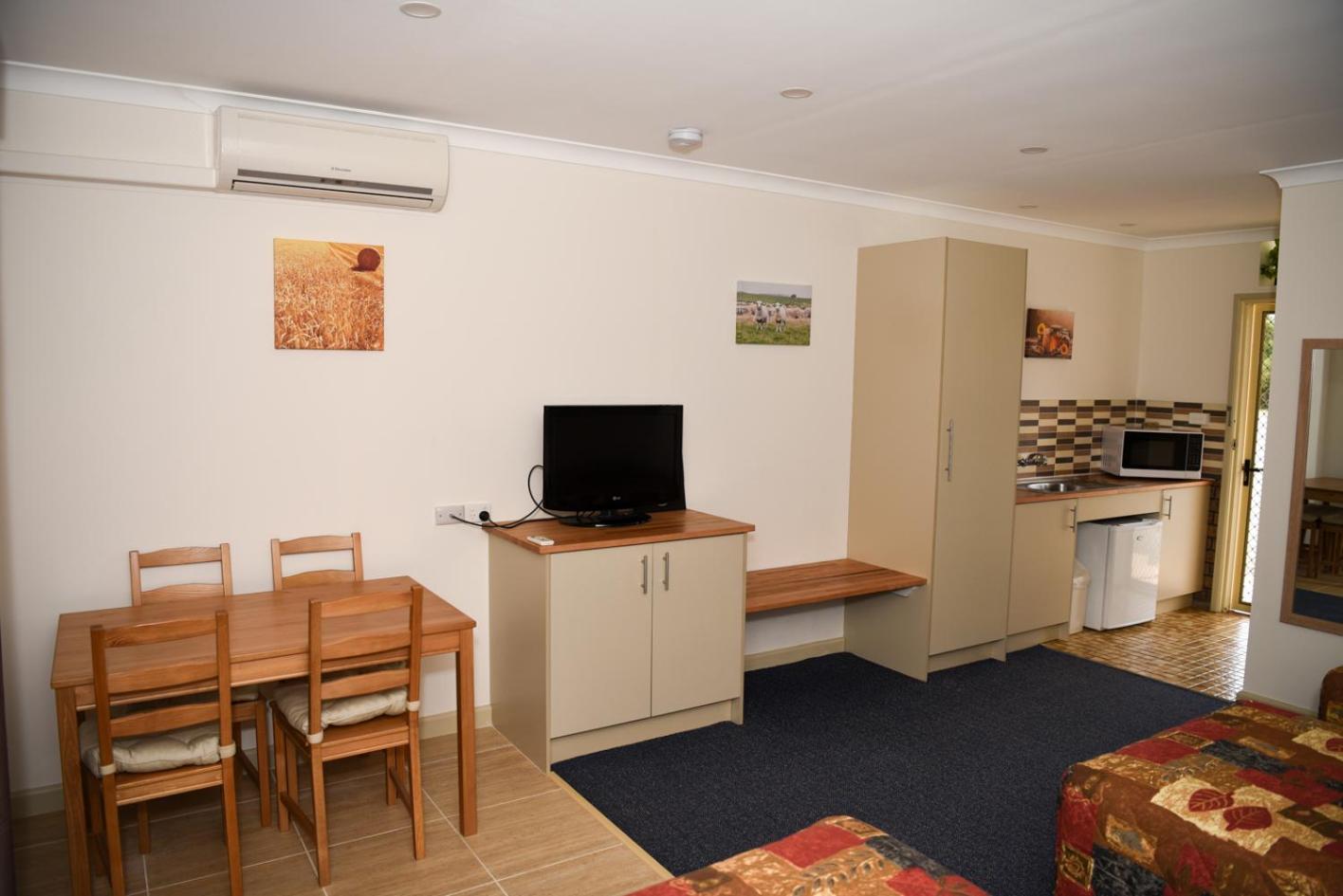 Family Room - Photo 8