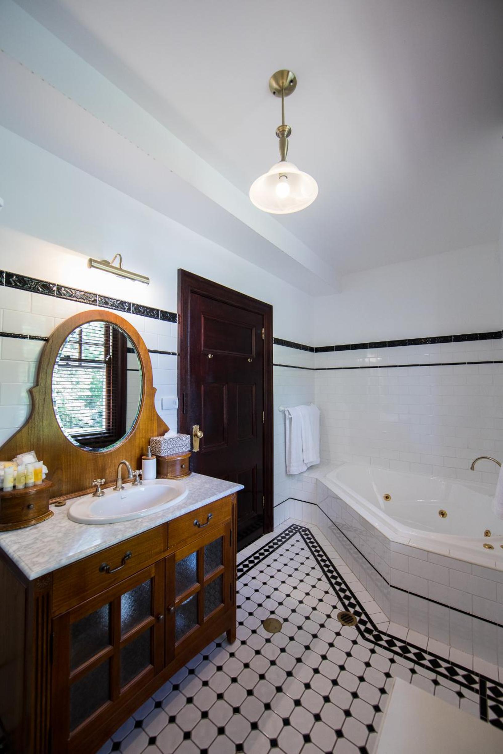 Deluxe Suite with Spa Bath photo 2