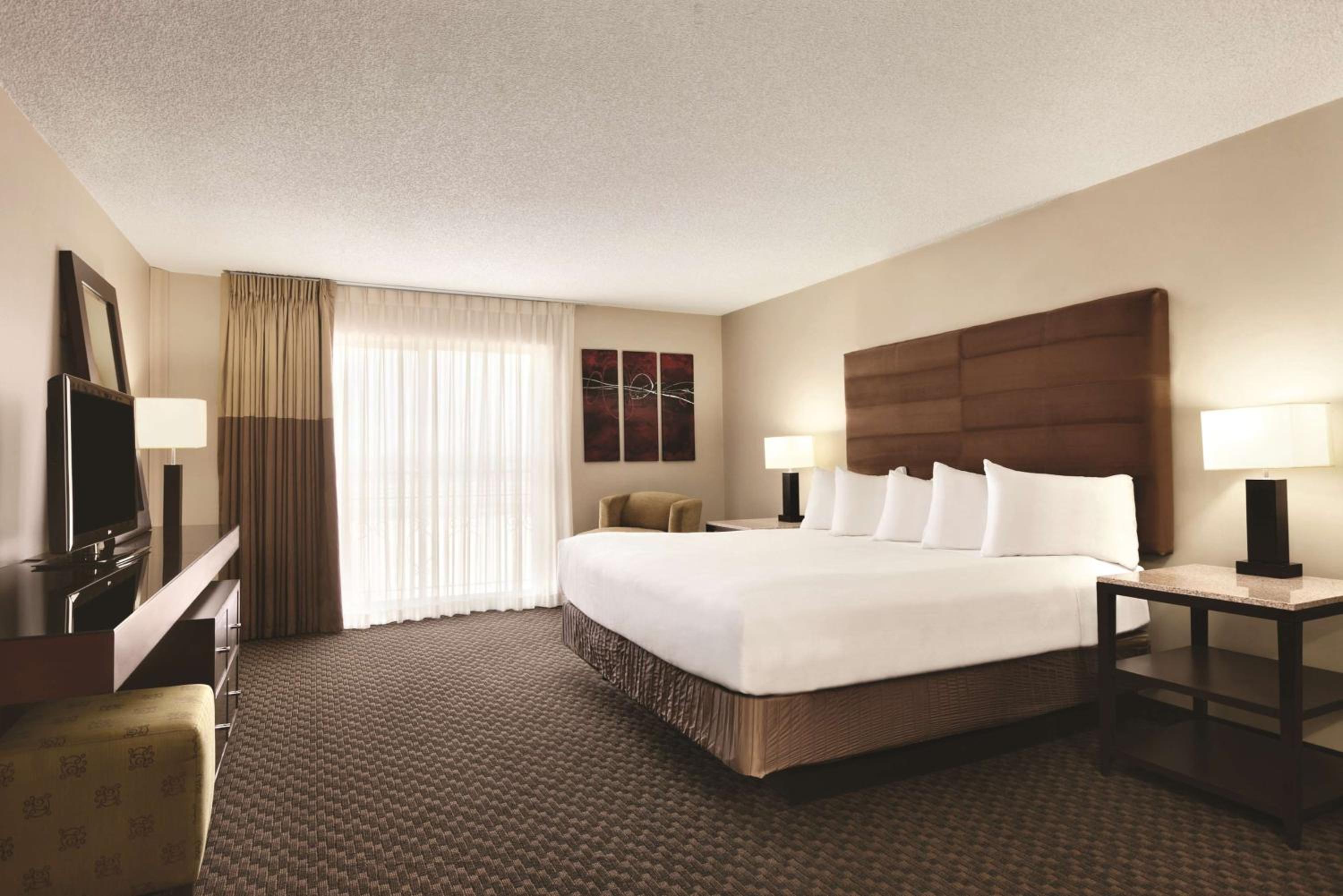 Corner King Room with Sofa Bed - Photo 4
