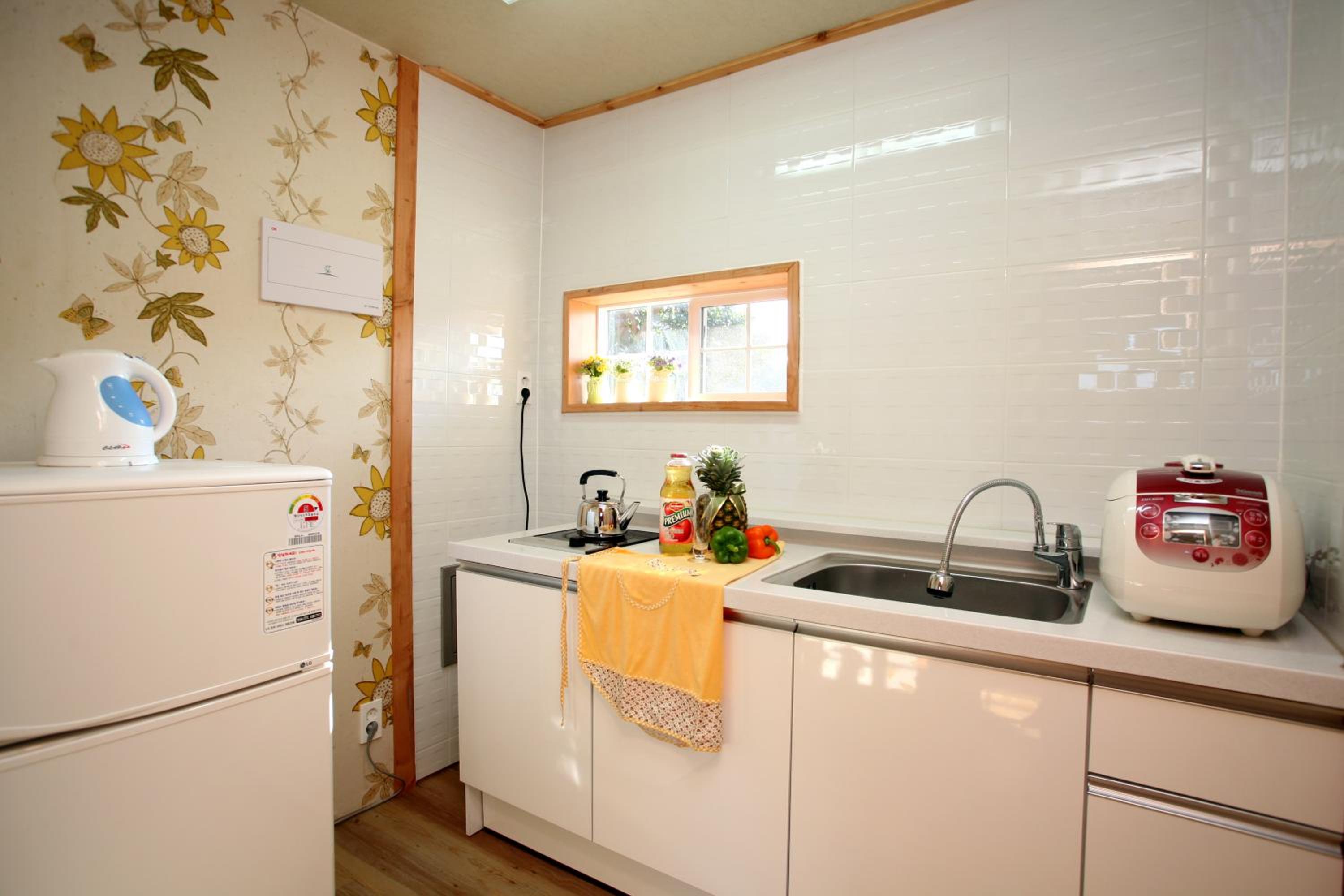 Three-Bedroom House - Photo 2