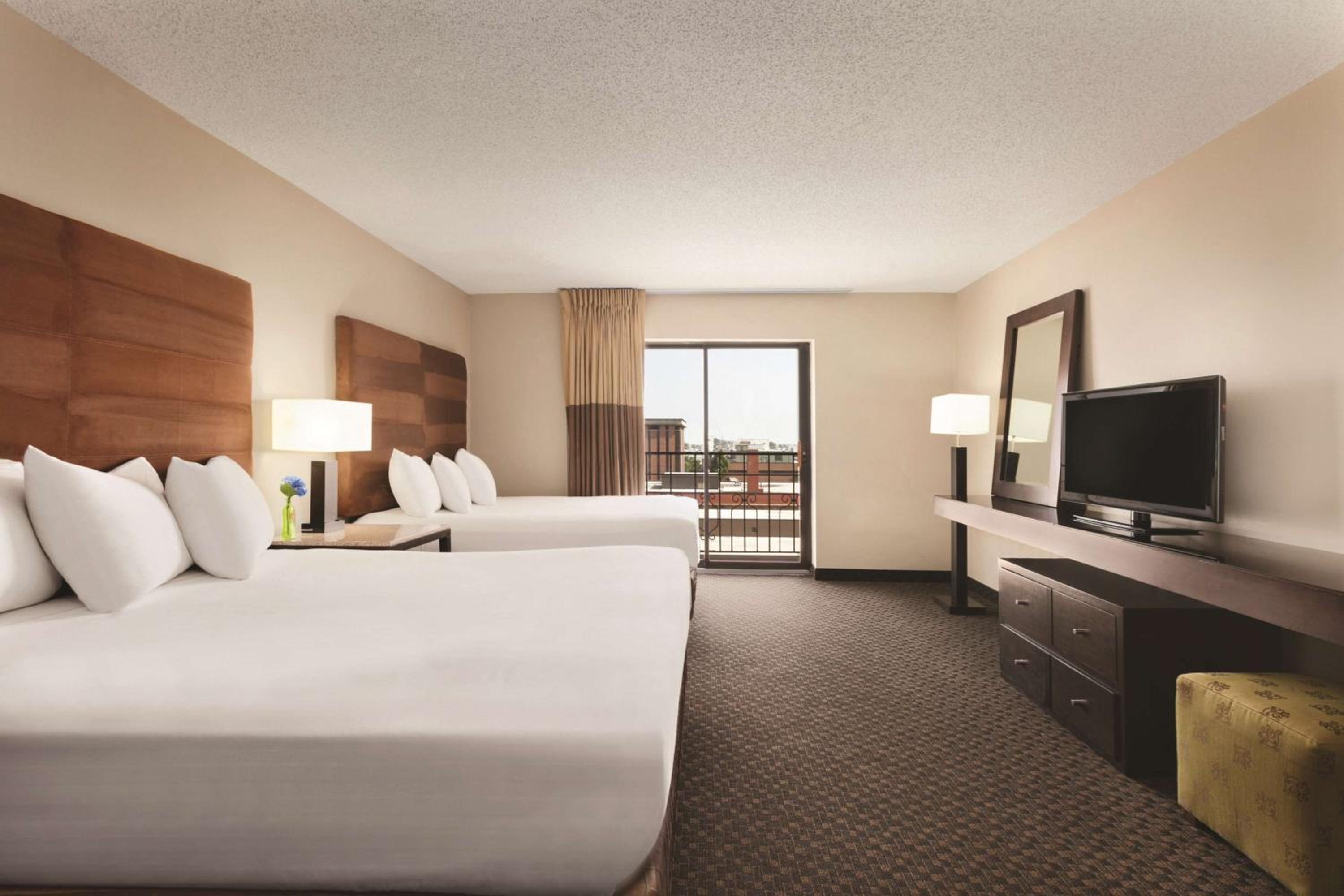 Queen Suite with Two Queen Beds and Sofa Bed - Photo 3