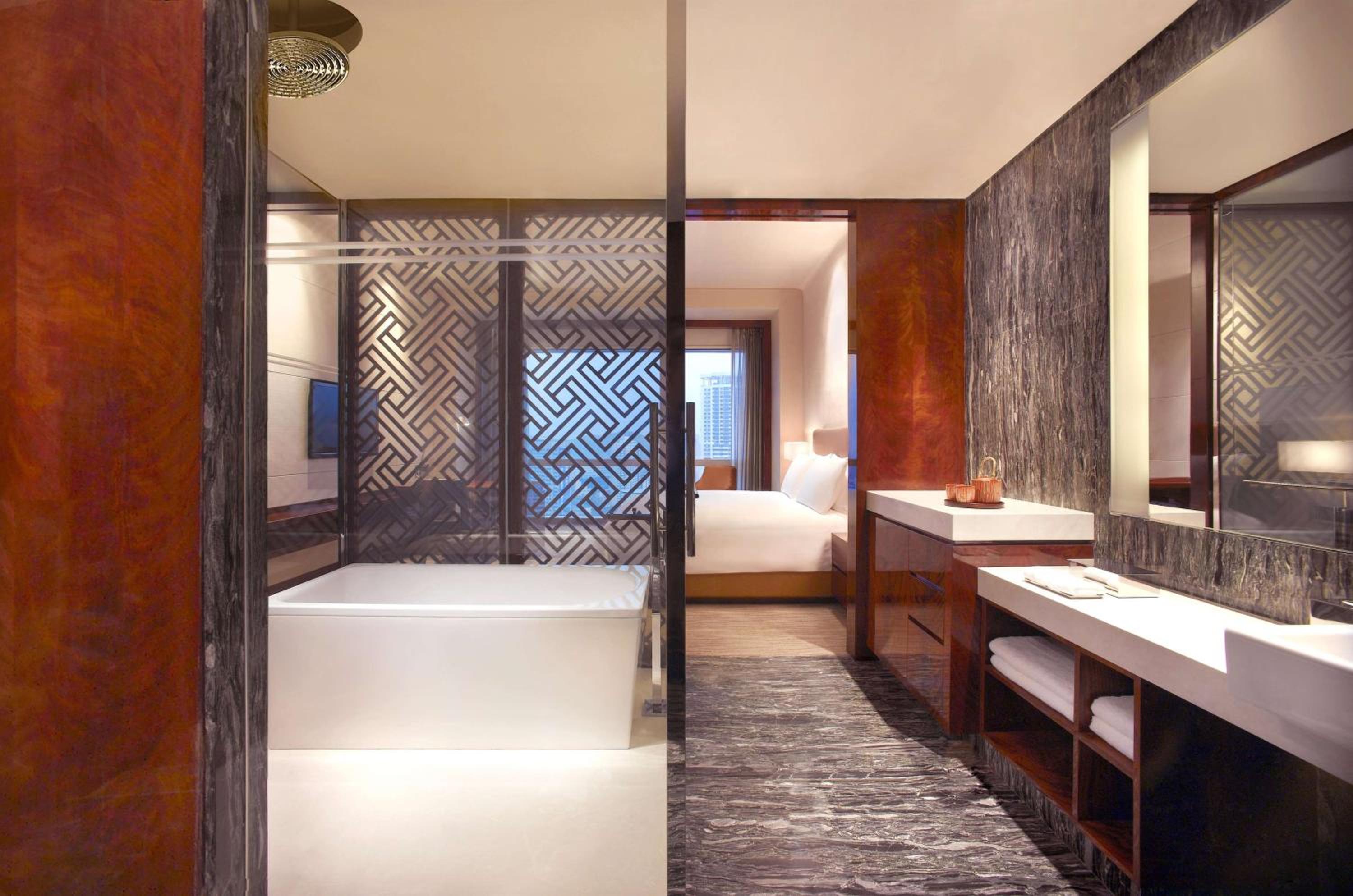 King Room with Club Access - Photo 5