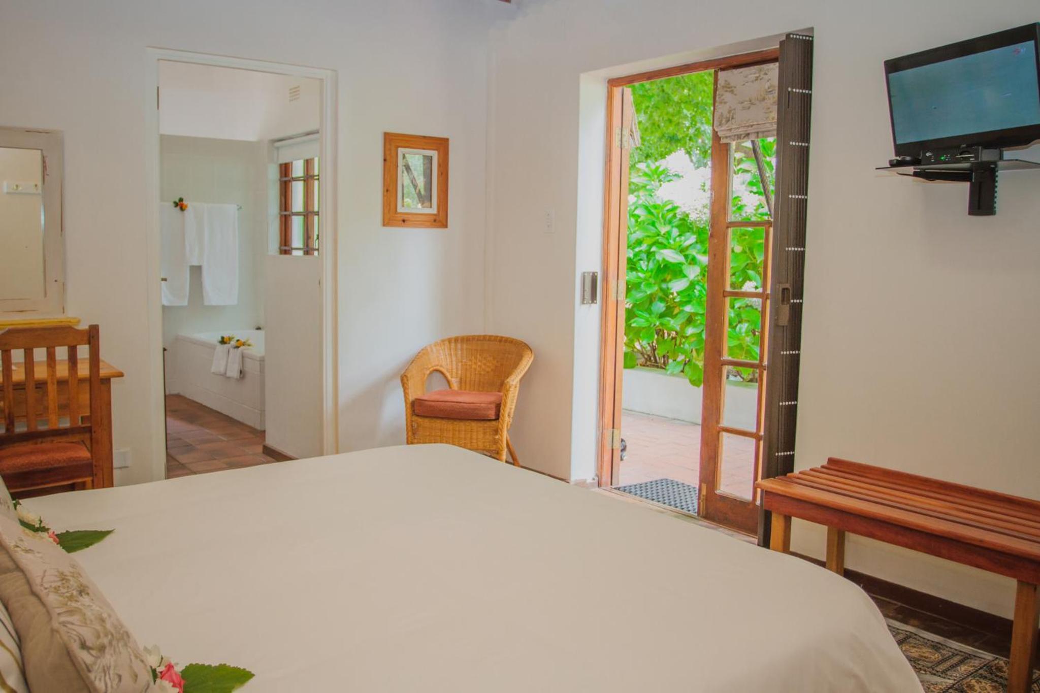 Budget Double Room with Street View (Blue Crane) - Photo 1
