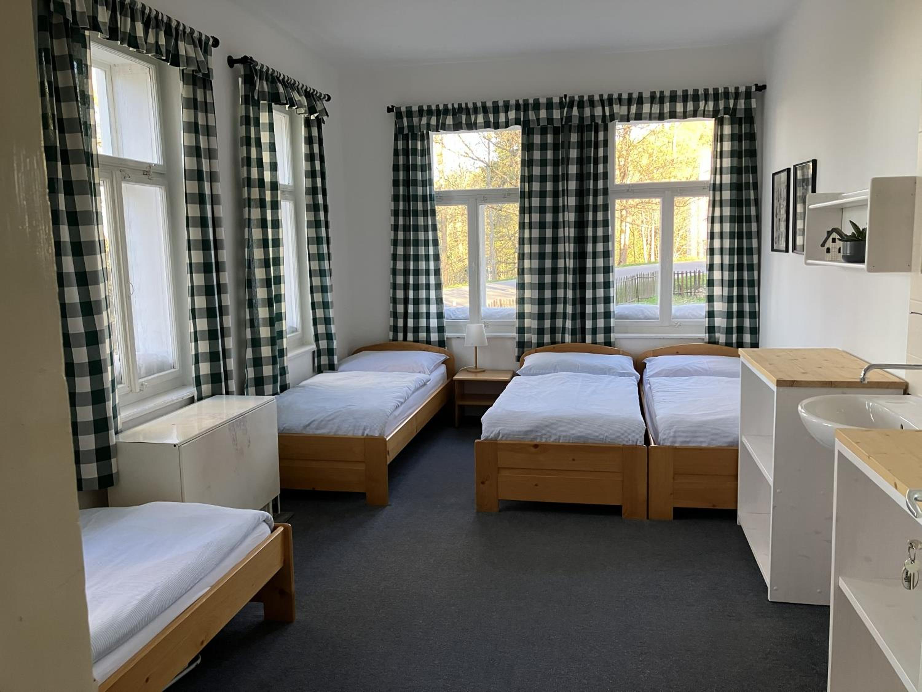 Quadruple Room - Disability Access photo 3