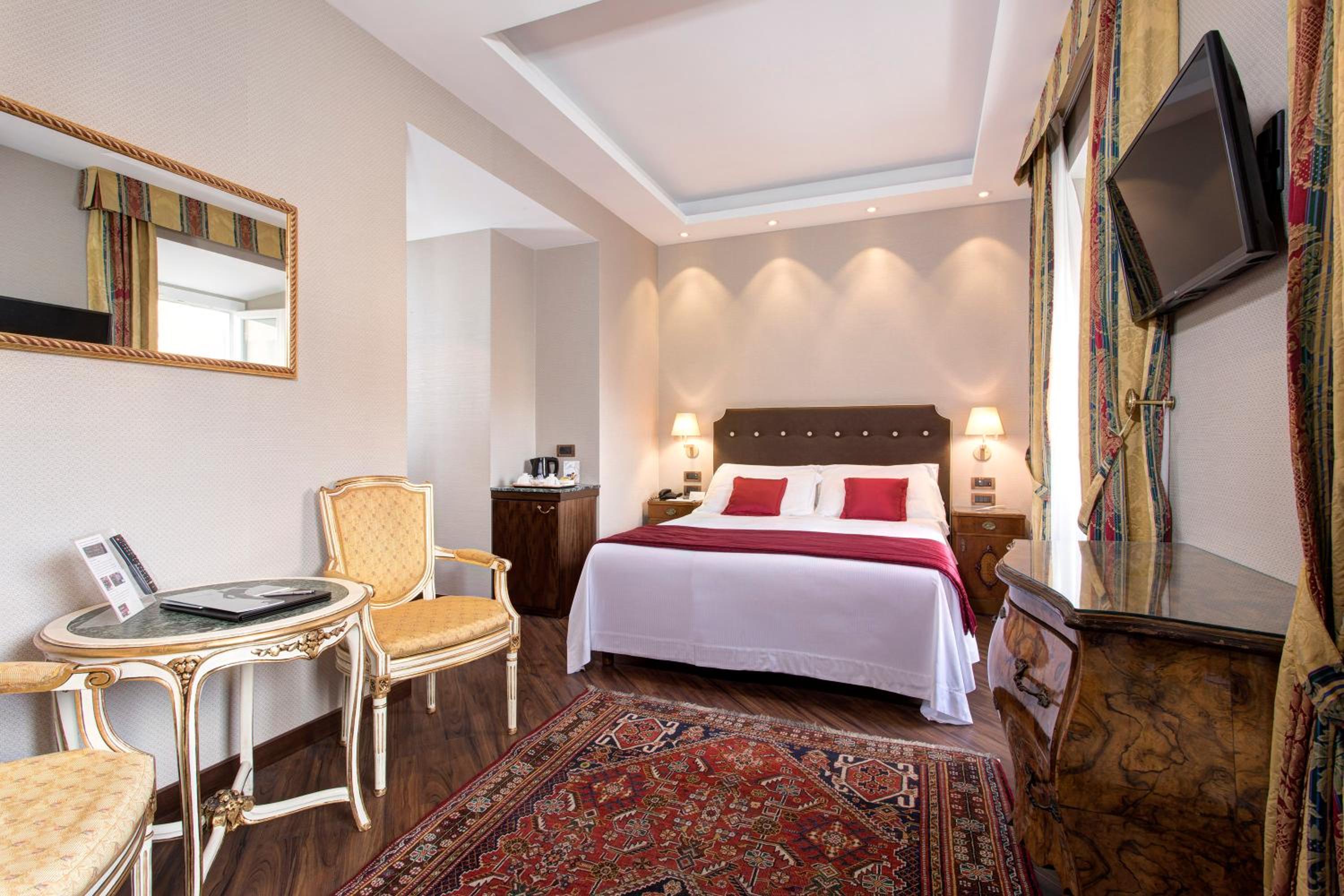Deluxe Double Room thumbnail 5