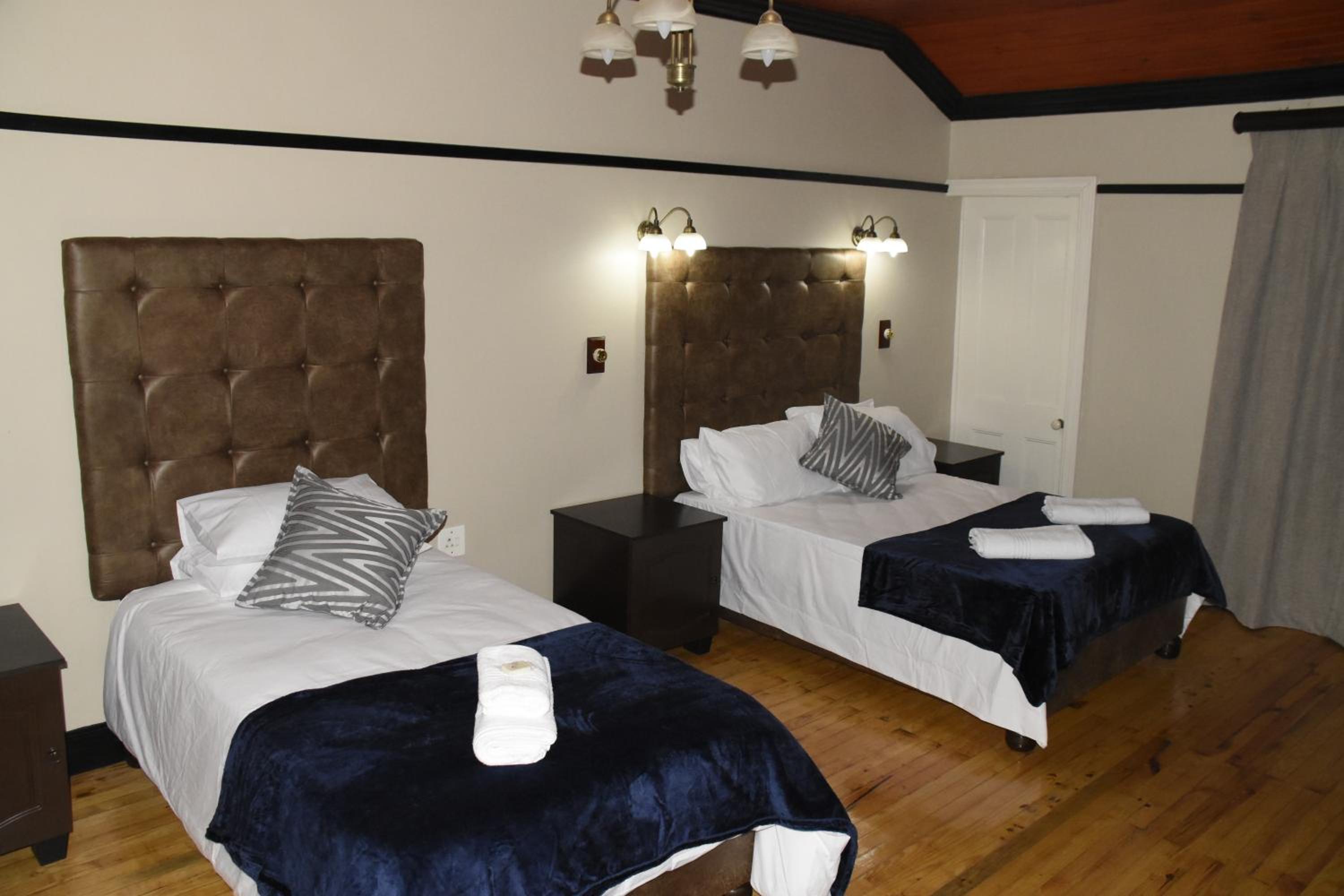 Economy Triple Room with Shared Bathroom photo 2