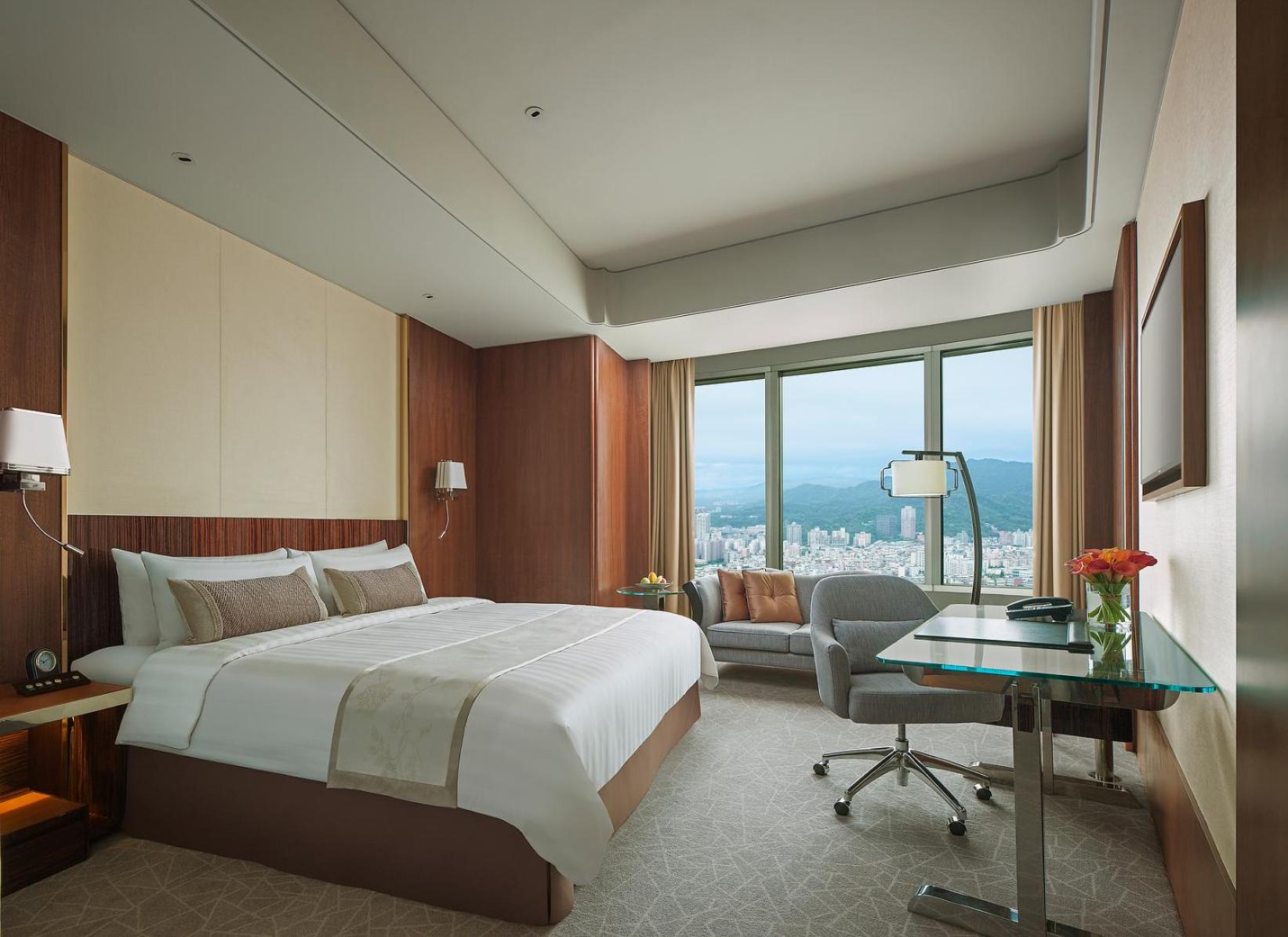 Deluxe King Room - Photo 1