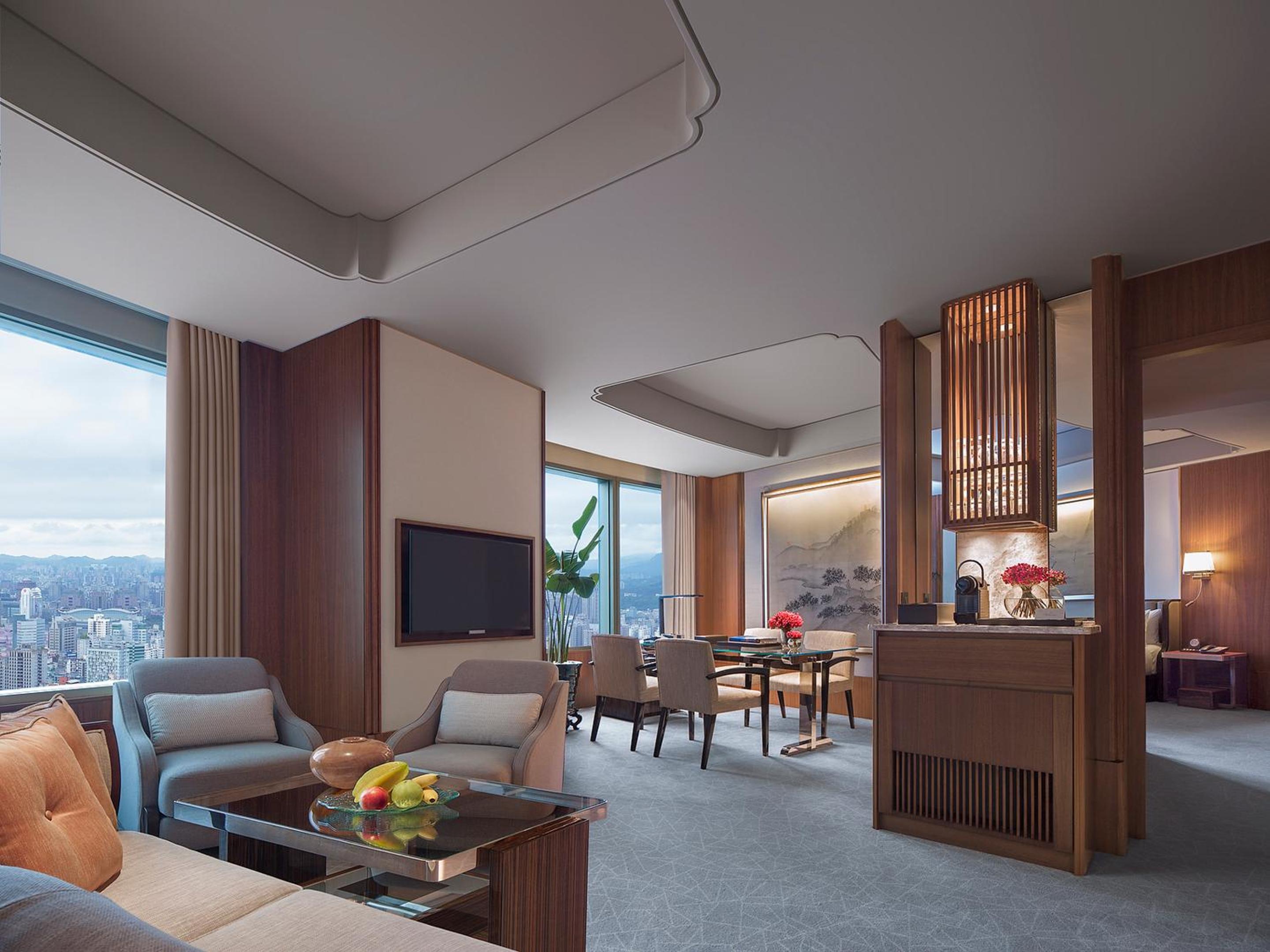 Plaza Suite with Horizon Club Lounge Access