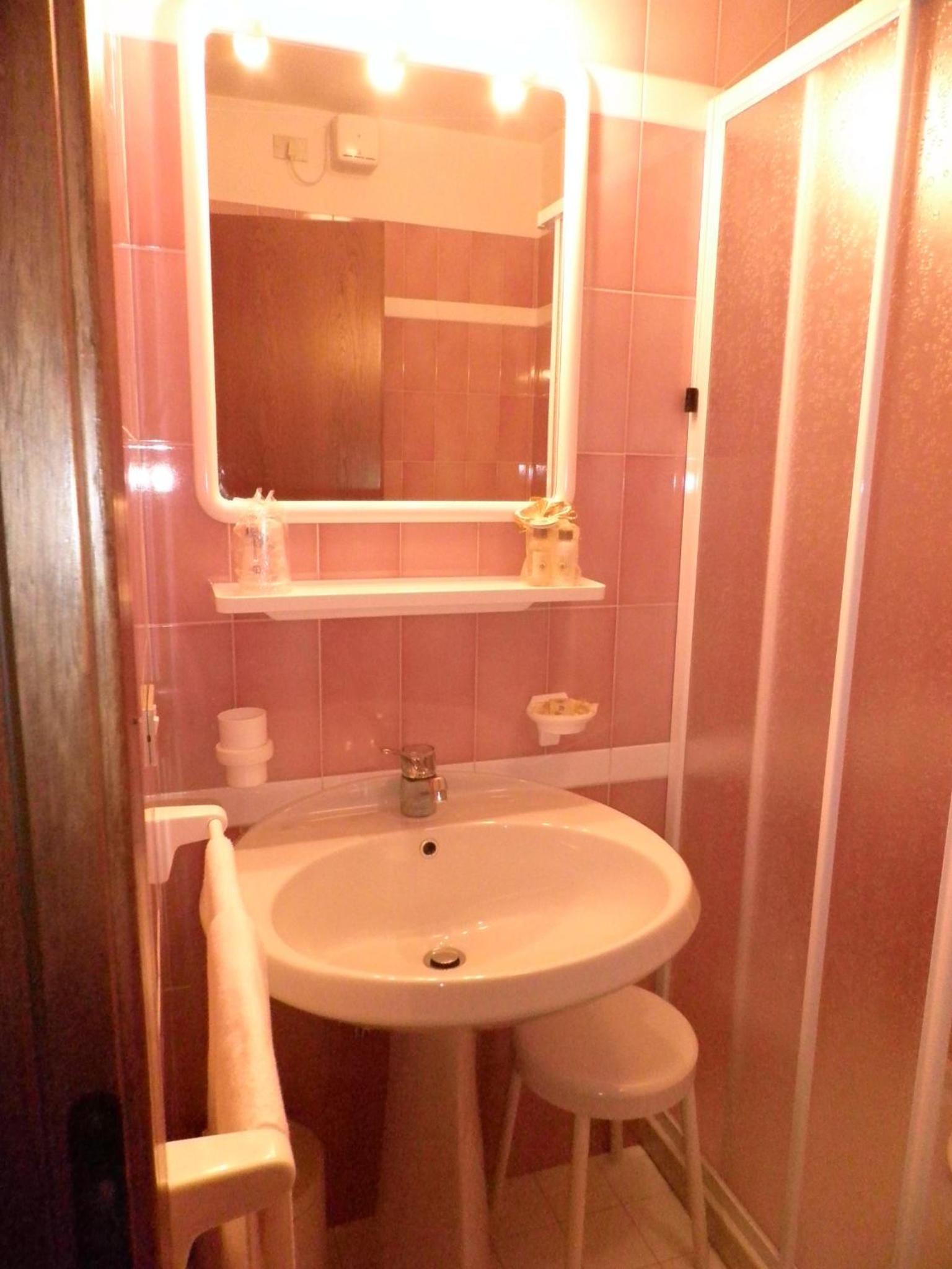 One-Bedroom Apartment (2 Adults) - Attic photo 3