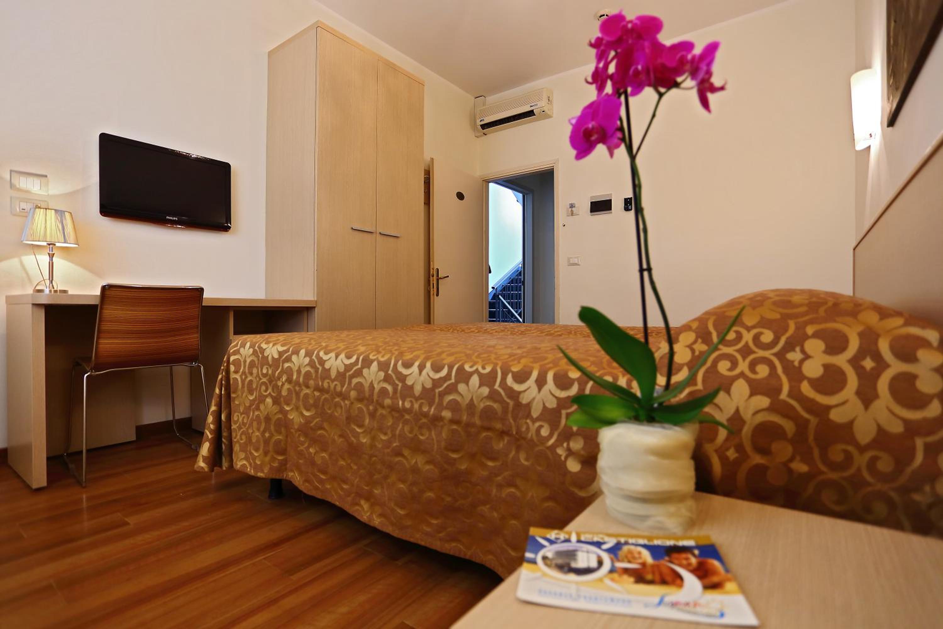 Double Room - Photo 6