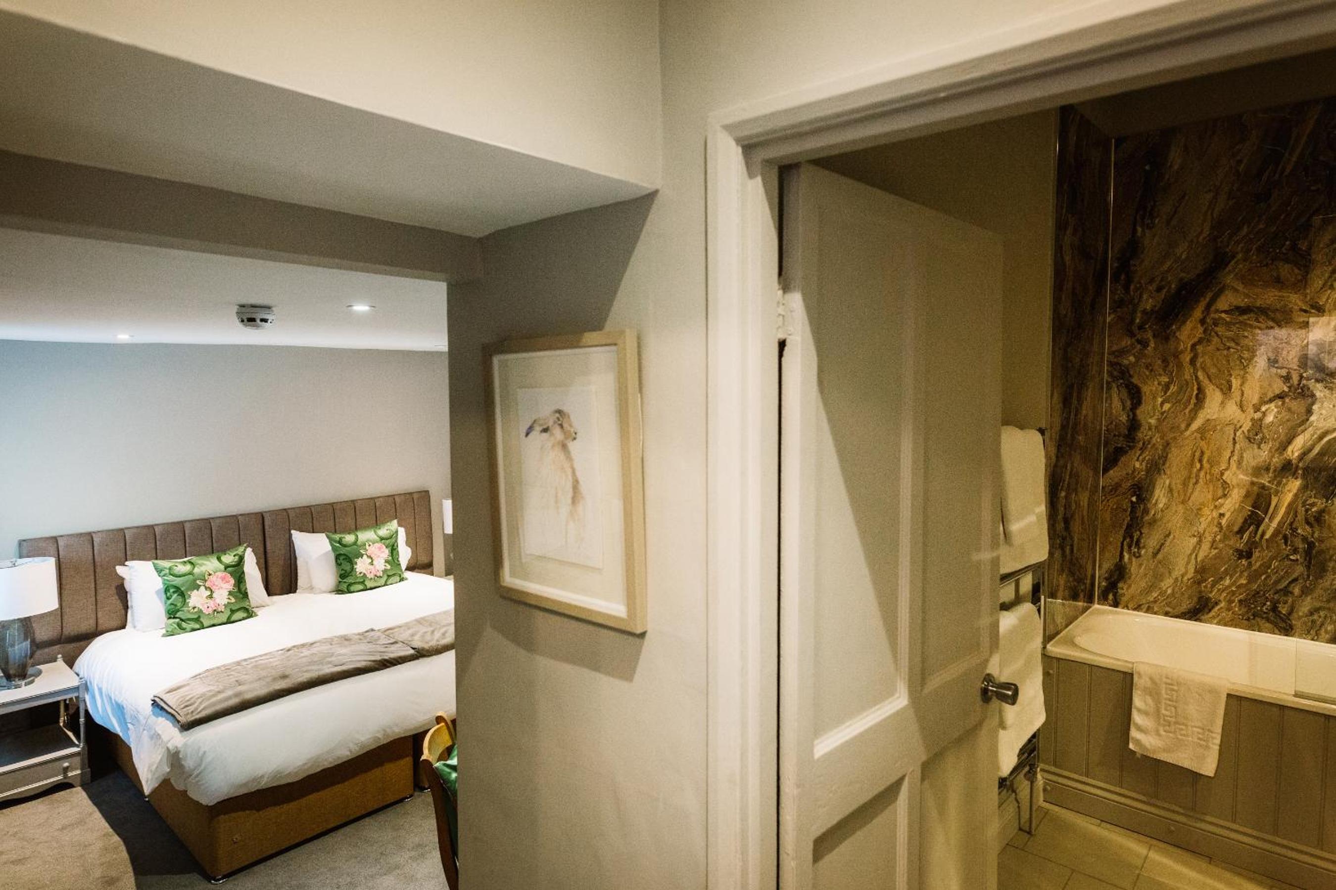 Deluxe Double or Twin Room - Photo 9