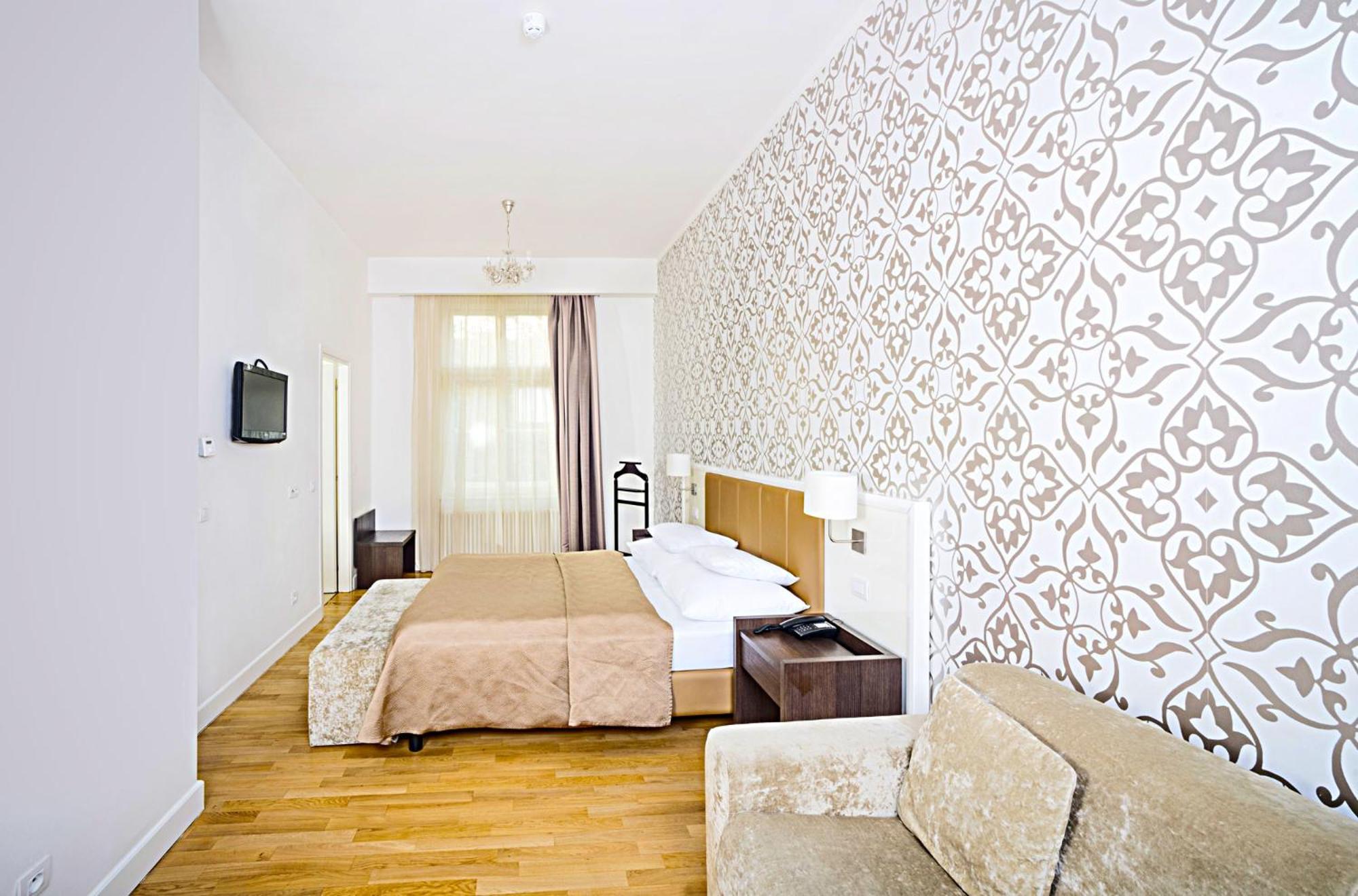 Available room thumbnail 6