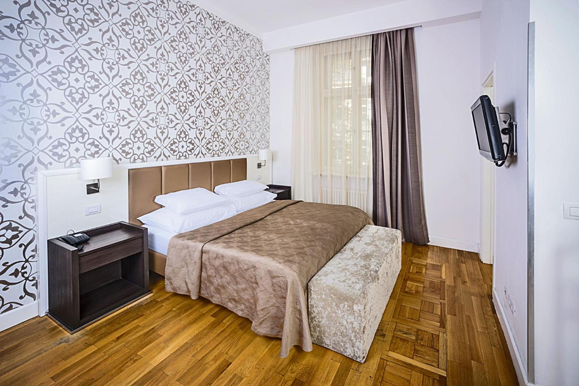 Available room thumbnail 5