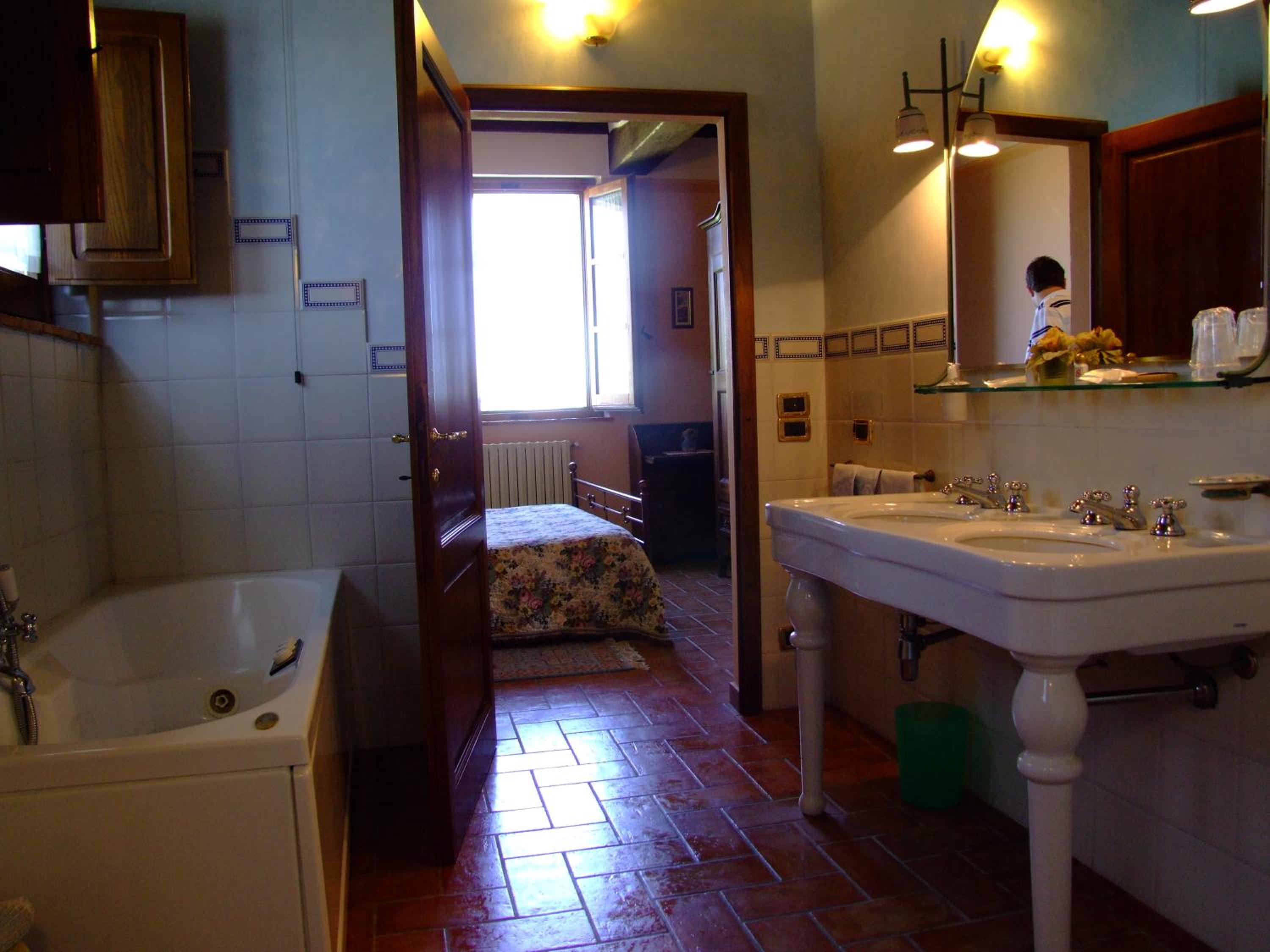 Superior One-Bedroom Apartment - Photo 12