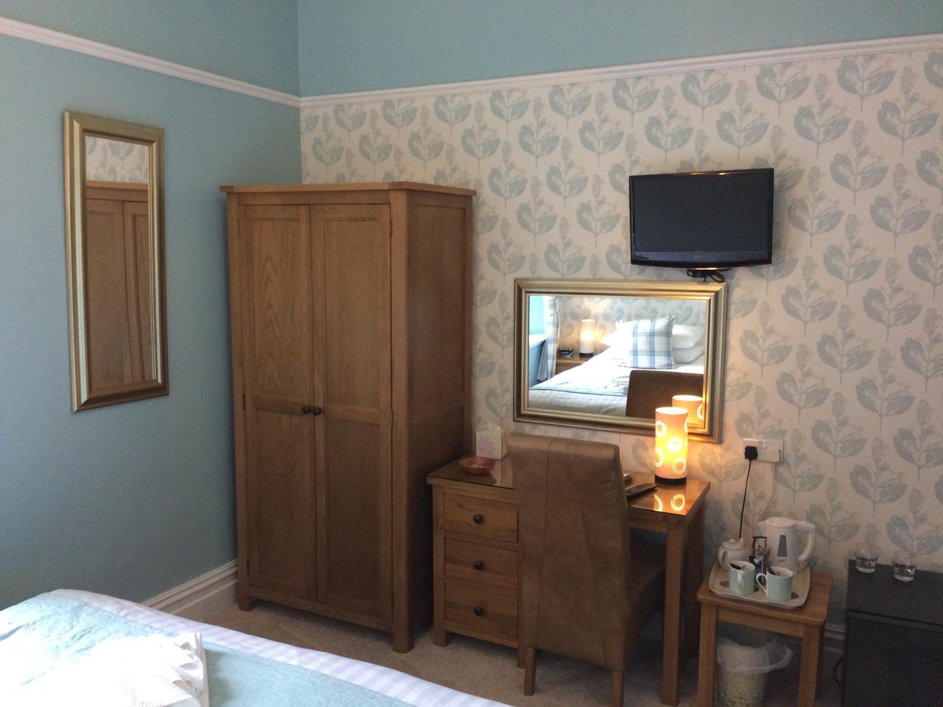 Standard Twin Room with Partial Mountain View