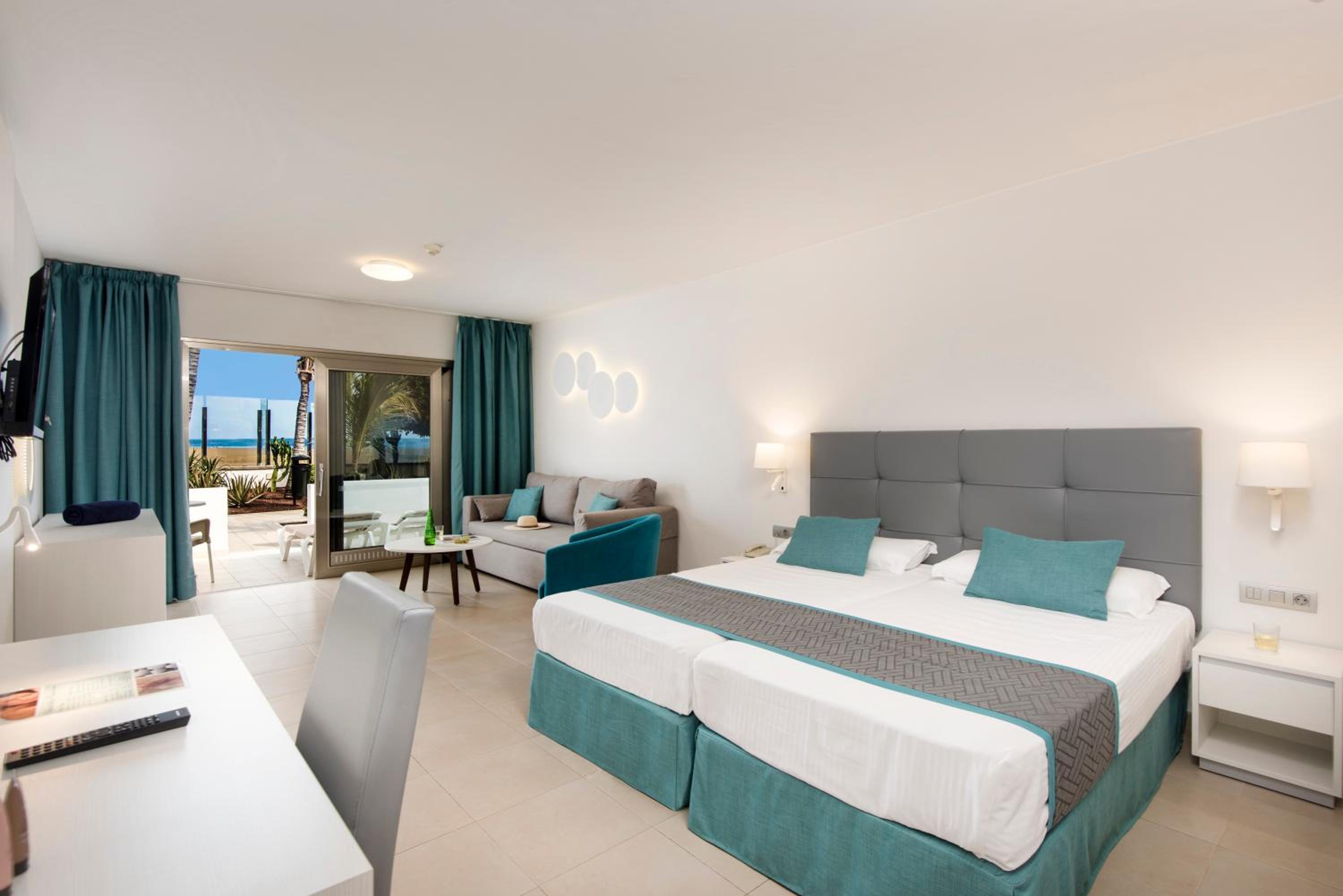 Double or Twin Room with Sea View thumbnail 6