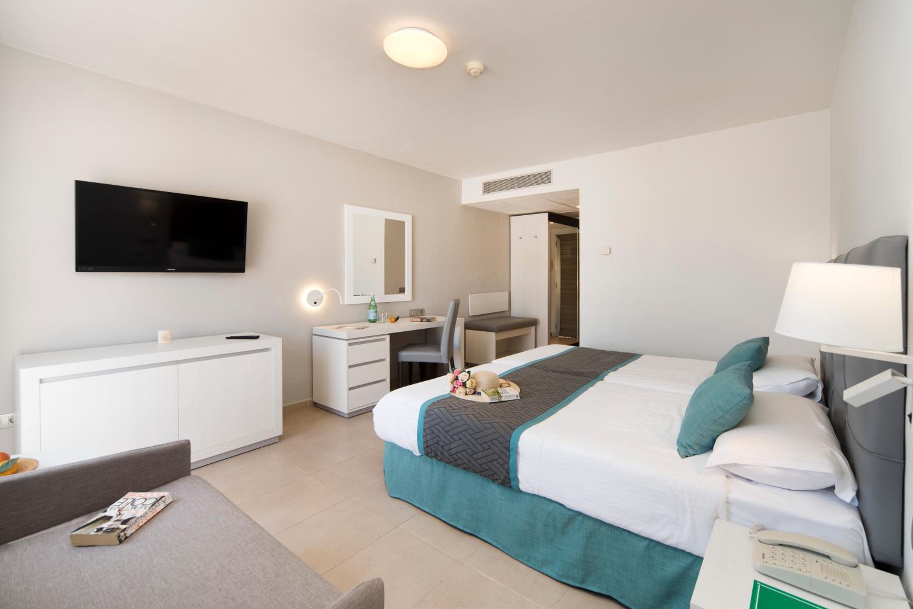 Double or Twin Room with Side Sea View thumbnail 5
