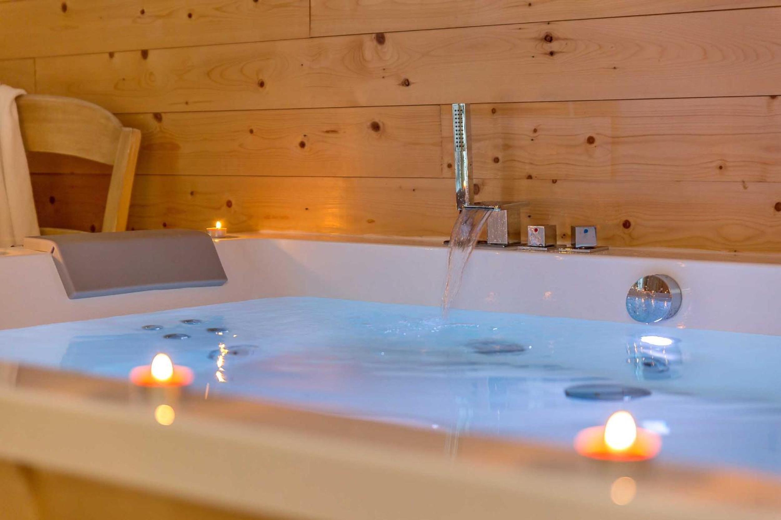 Double Room with Hot Tub - Photo 4