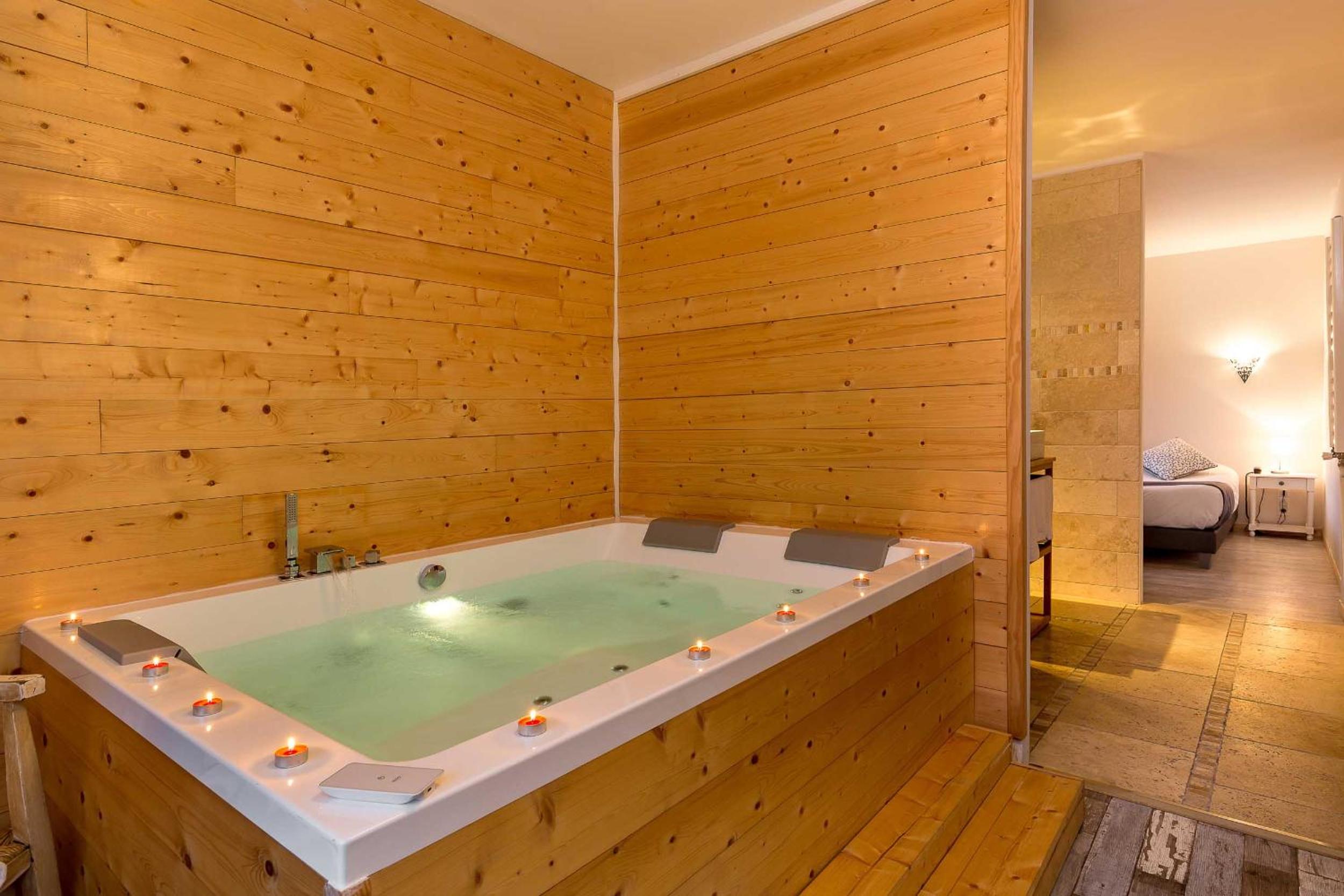Double Room with Hot Tub - Photo 3