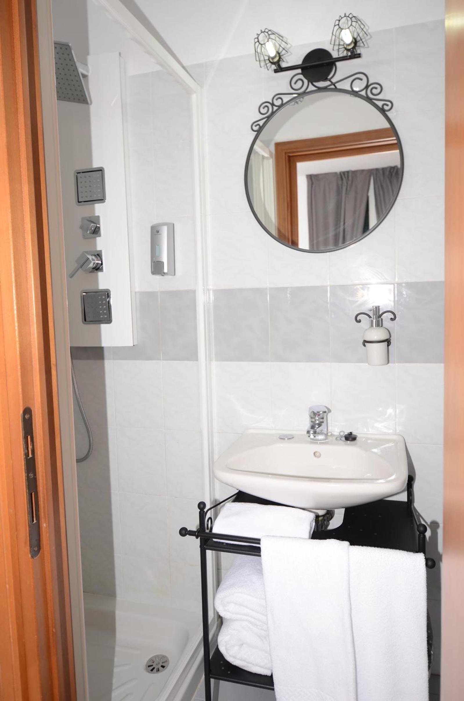 Deluxe Double or Twin Room with Balcony photo 3