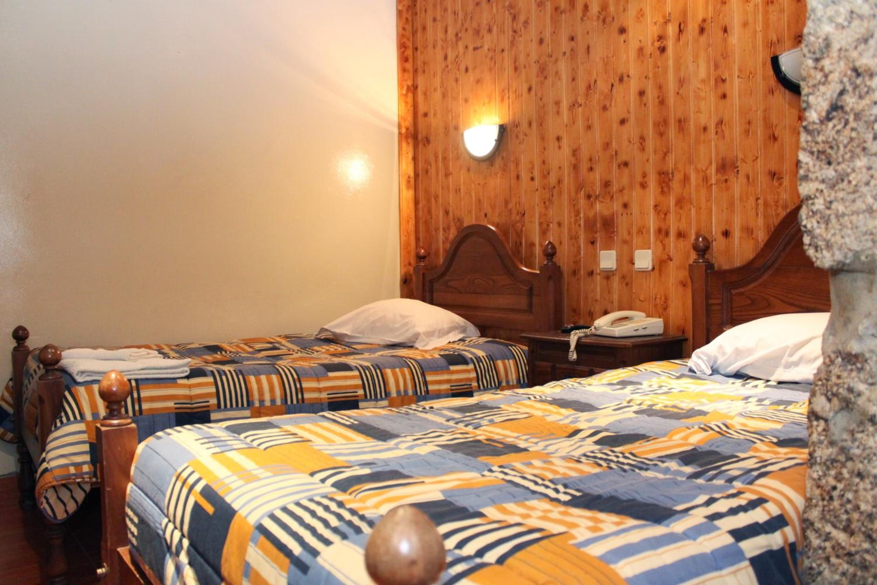 Twin Room with Private Bathroom photo 2
