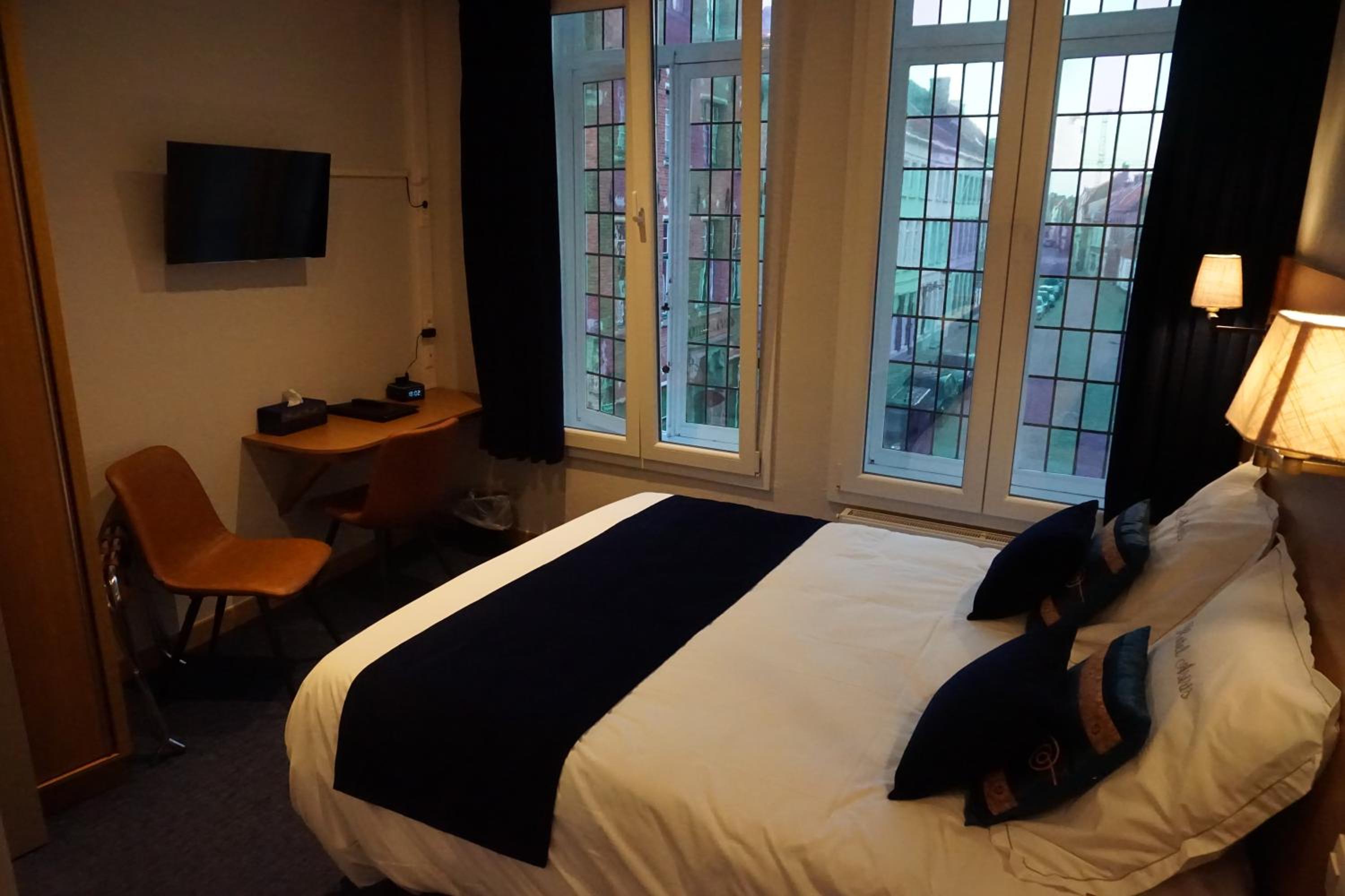 Standard King Room - Photo 8