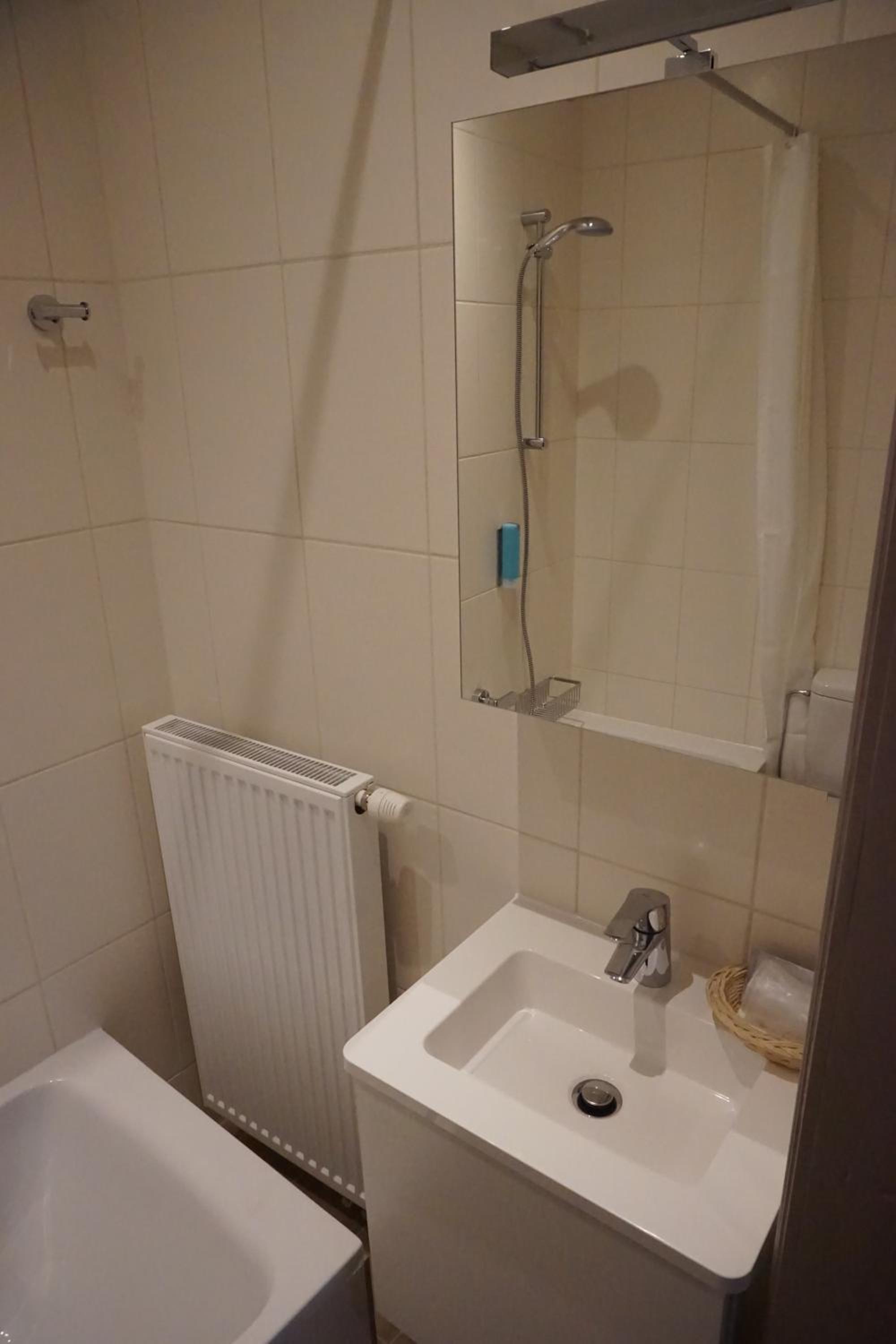 Standard King Room - Photo 9