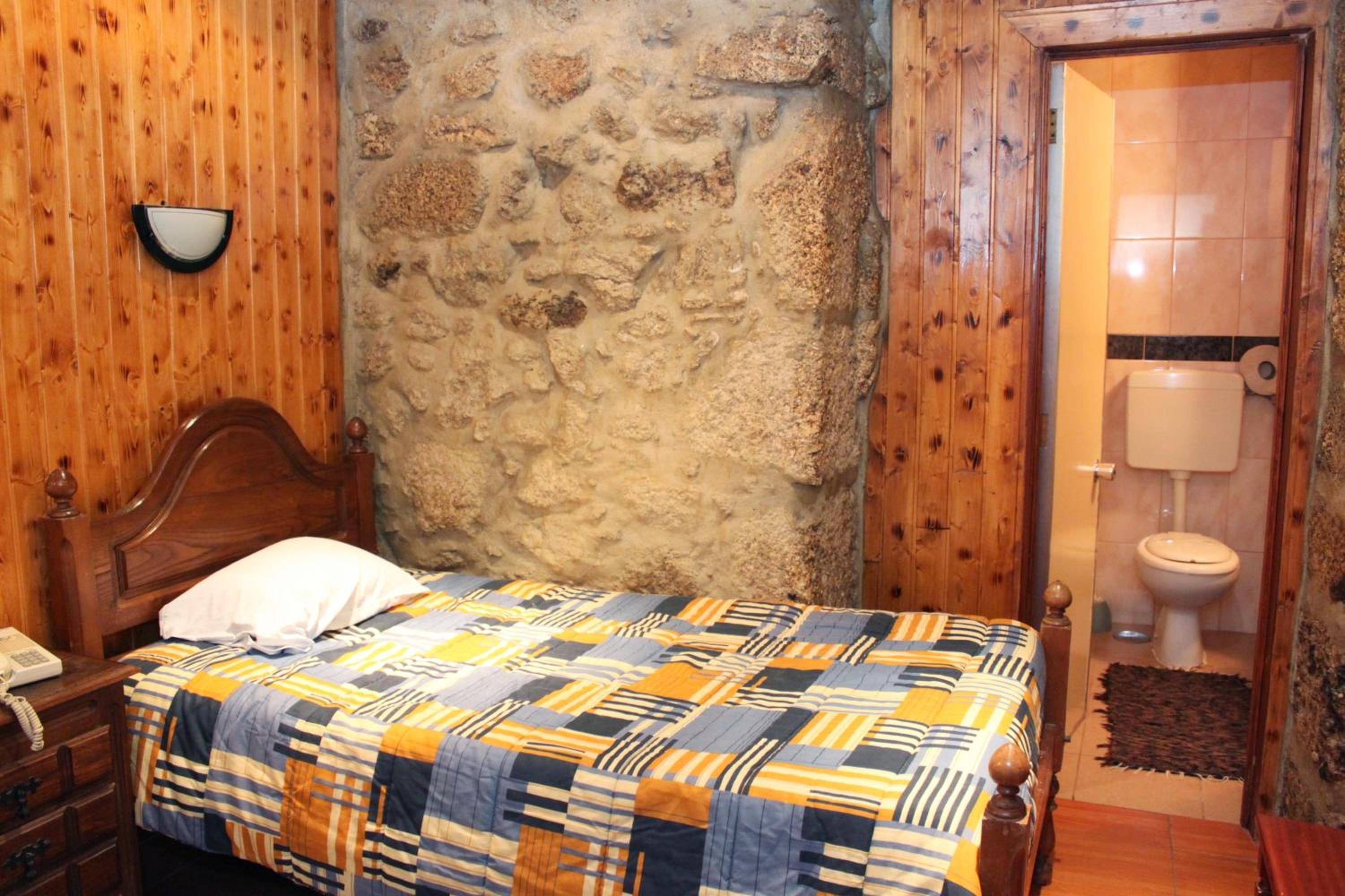 Twin Room with Private Bathroom photo 3