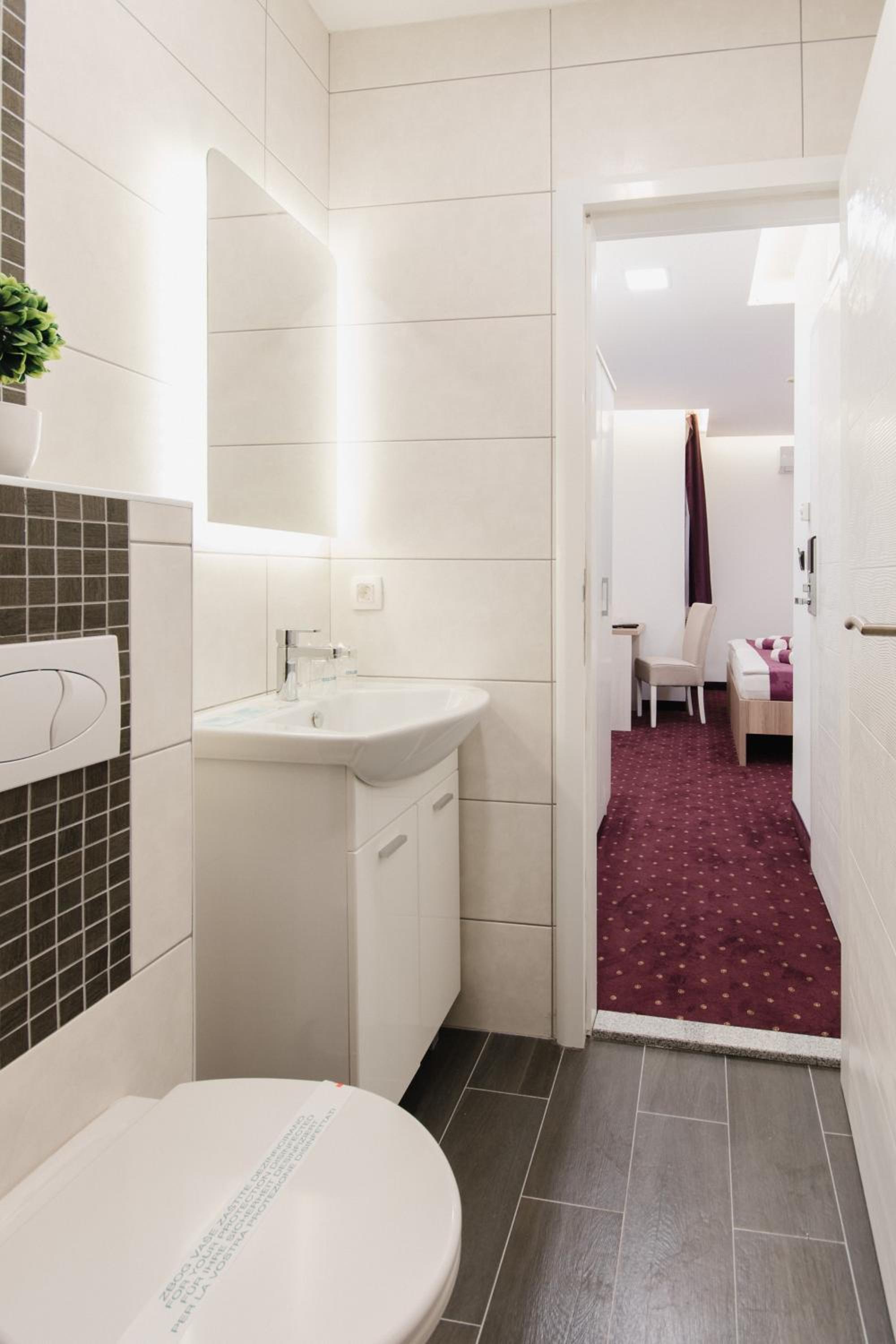 Double or Twin Room - Photo 10