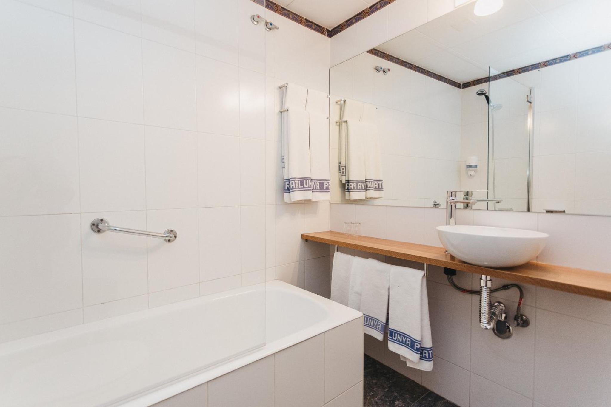 Quadruple Room (2 Adults + 2 Children) photo 2